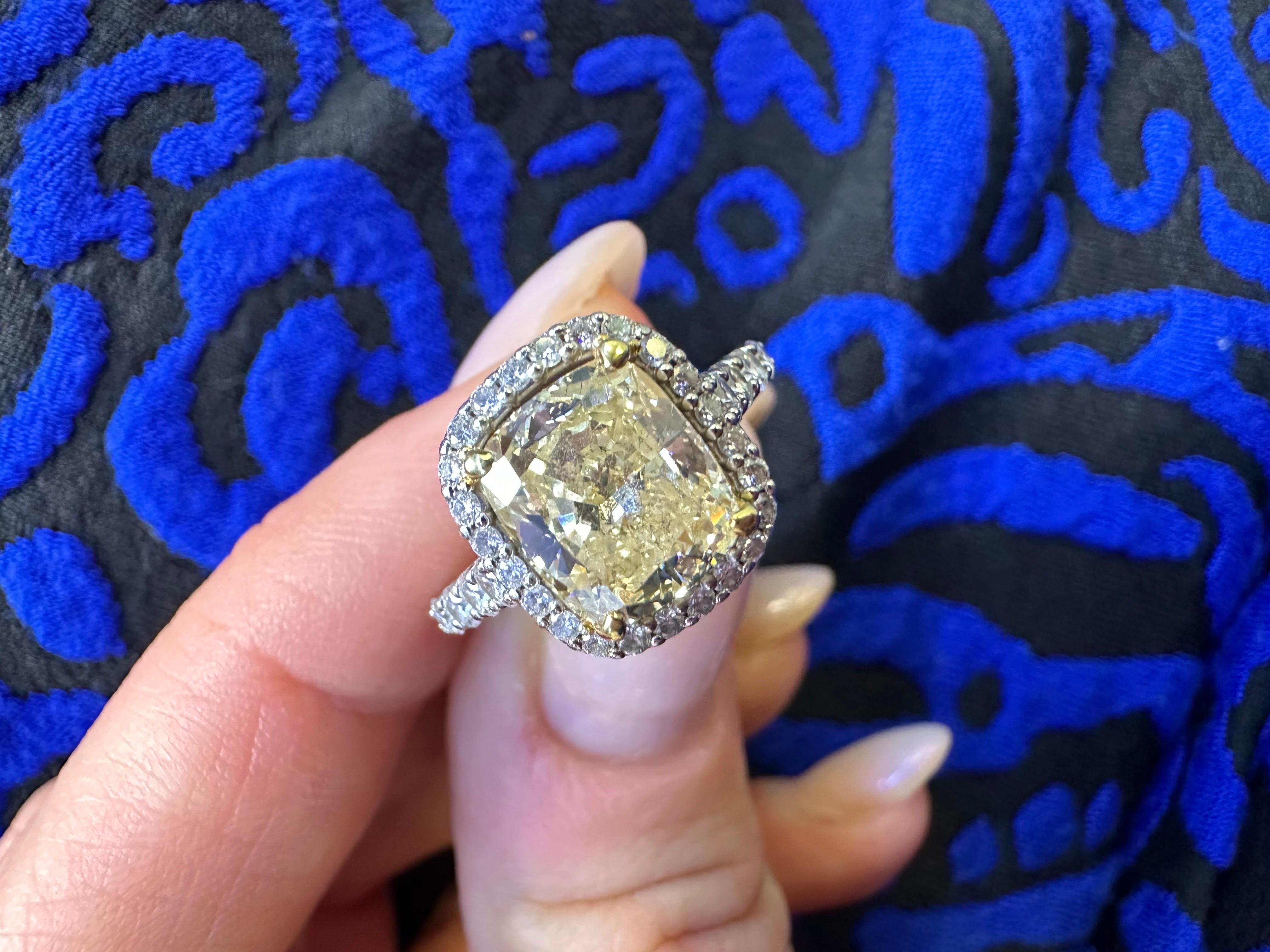 2,66 Karat Ausgefallener gelber Diamantring mit Kissenschliff aus 18KT Gold im Zustand „Neu“ im Angebot in Boca Raton, FL