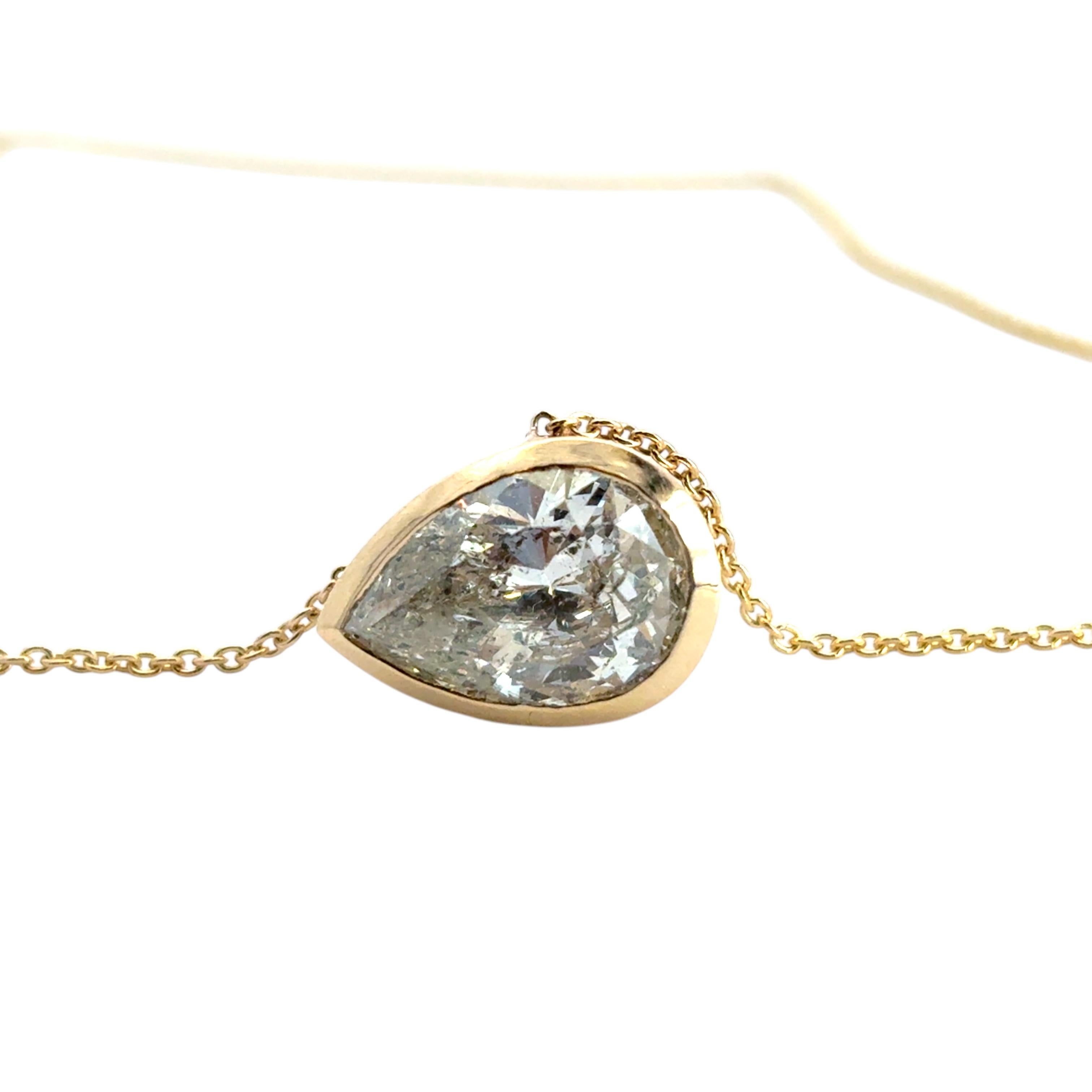 Ciondolo con diamante a pera Nature da 2,66 ct. su catena a grano in oro giallo 14k in vendita 1