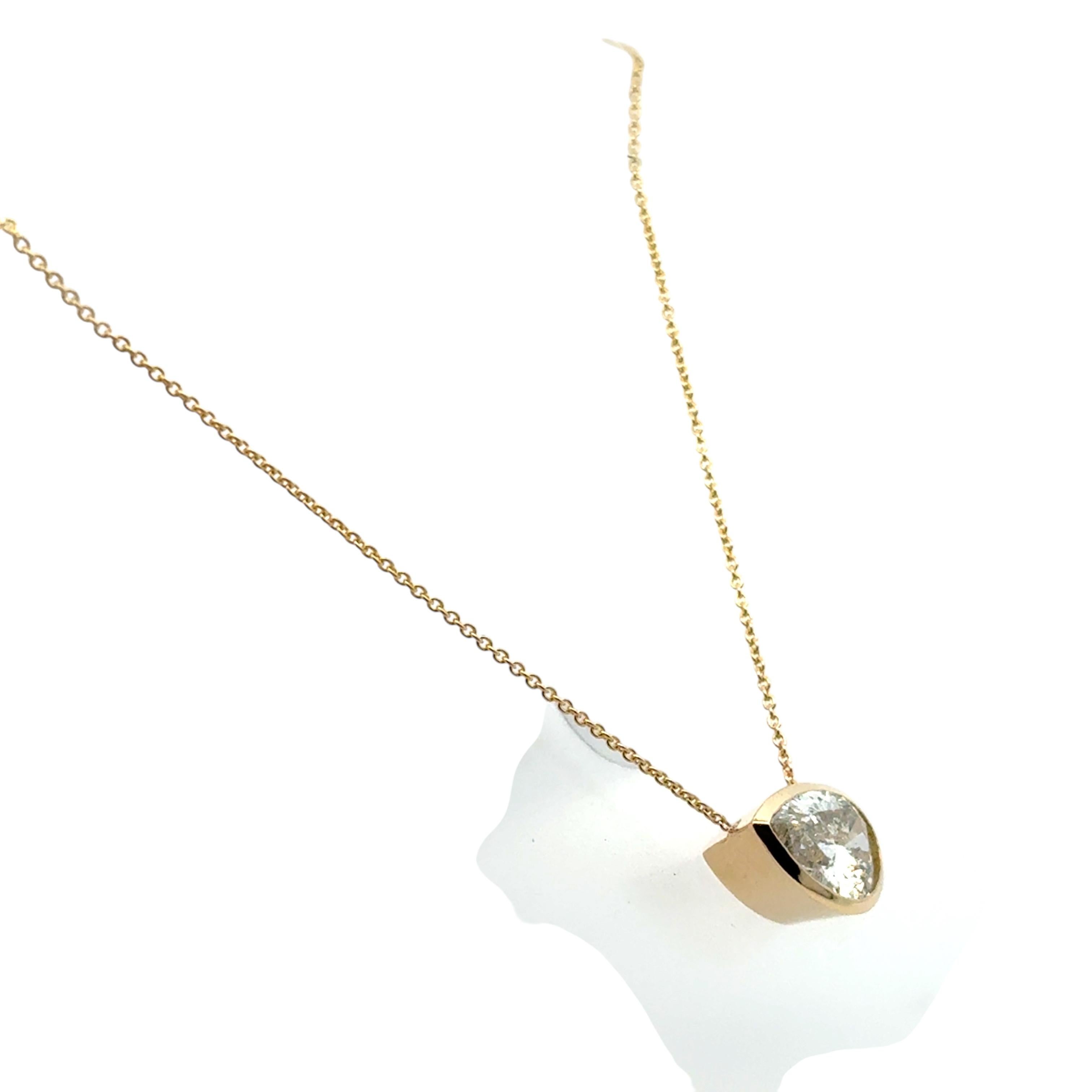 Ciondolo con diamante a pera Nature da 2,66 ct. su catena a grano in oro giallo 14k in vendita 2
