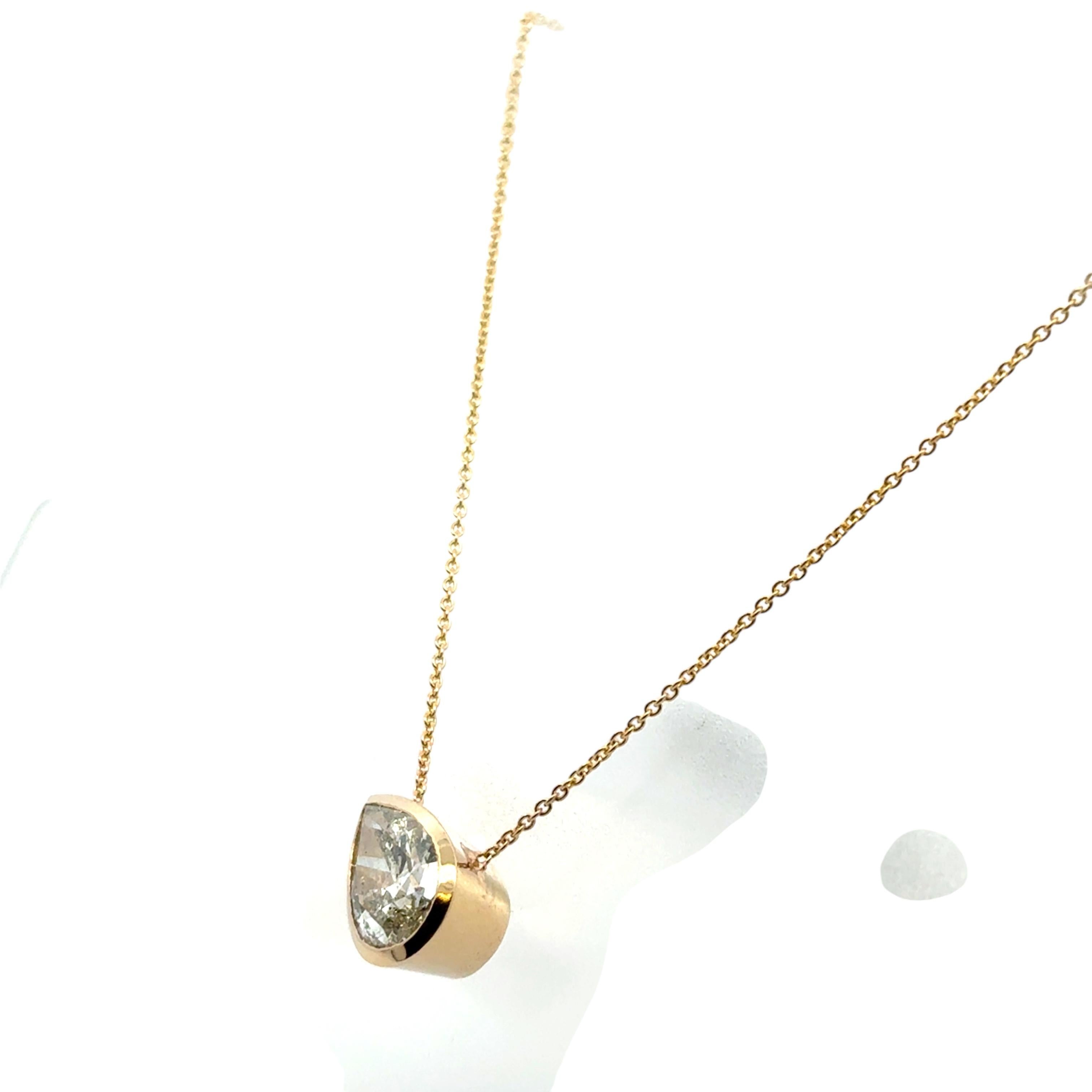 Ciondolo con diamante a pera Nature da 2,66 ct. su catena a grano in oro giallo 14k in vendita 3