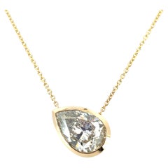 Ciondolo con diamante a pera Nature da 2,66 ct. su catena a grano in oro giallo 14k