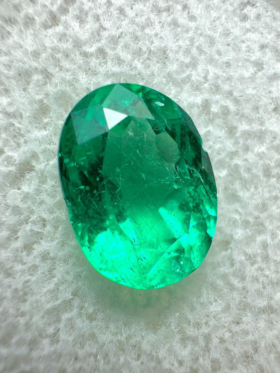 Stein: Smaragd
Gewicht: 2,67 Karat
Form: Ovaler Schliff
Klarheit: Transparent
Lüster: Sehr gut
Farbe: Gelblich grün
Abmessungen: 9,94 mm x 7,38 mm x 6,17 mm
Geografische Herkunft: Kolumbien
Behandlung: Natürlich, Ölen

Anmerkungen: Dieser Smaragd
