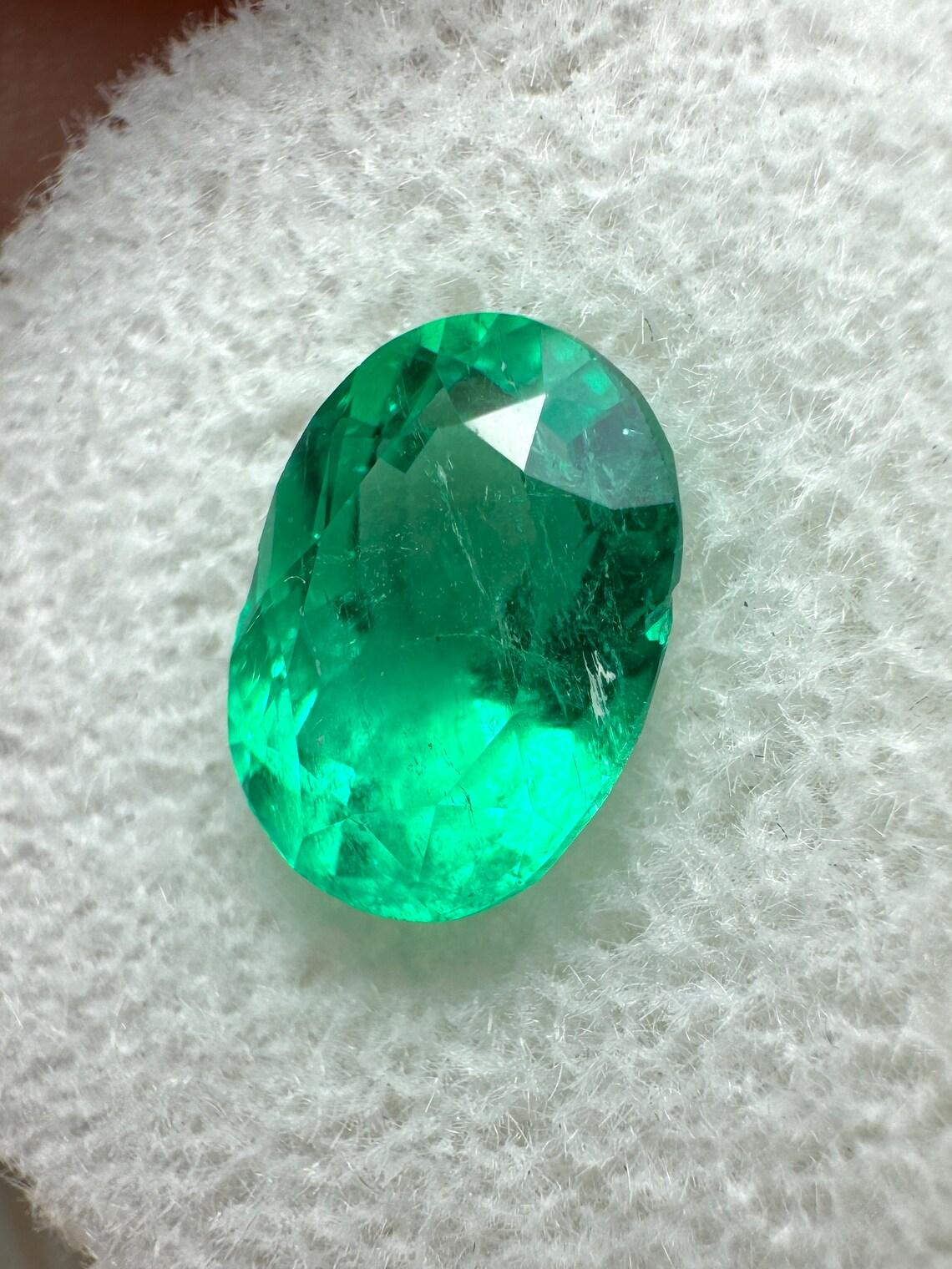2.67 Karat 10x7 lebhaft grüner kolumbianischer Smaragd im Ovalschliff - Ovalschliff  Mai Geburtsstein Edelstein (Moderne) im Angebot