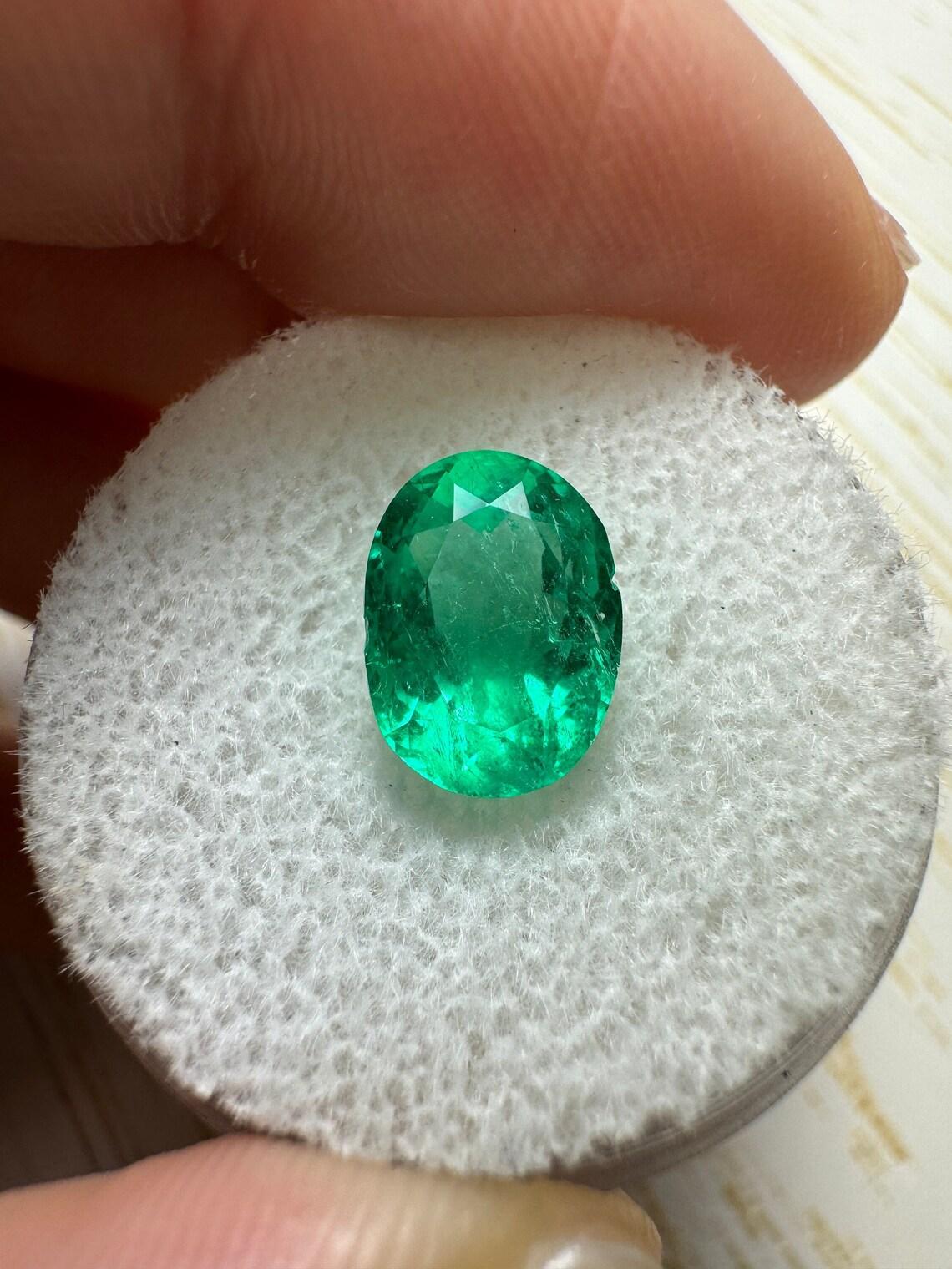 2.67 Karat 10x7 lebhaft grüner kolumbianischer Smaragd im Ovalschliff - Ovalschliff  Mai Geburtsstein Edelstein im Zustand „Neu“ im Angebot in Jupiter, FL