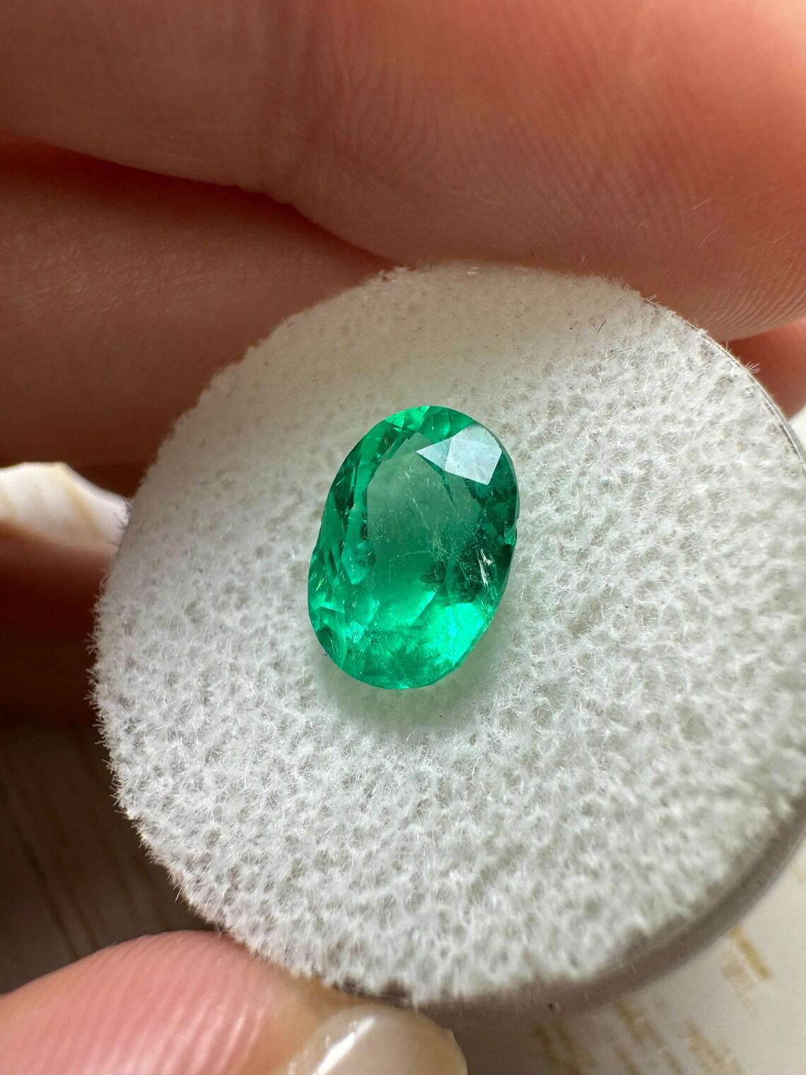 2.67 Karat 10x7 lebhaft grüner kolumbianischer Smaragd im Ovalschliff - Ovalschliff  Mai Geburtsstein Edelstein Damen im Angebot