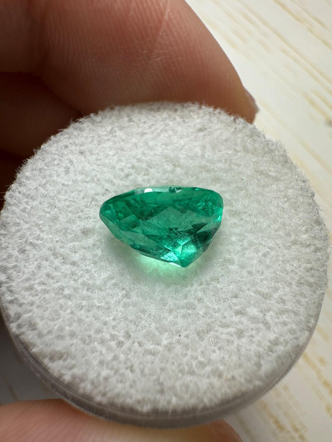 2.67 Karat 10x7 lebhaft grüner kolumbianischer Smaragd im Ovalschliff - Ovalschliff  Mai Geburtsstein Edelstein im Angebot 1