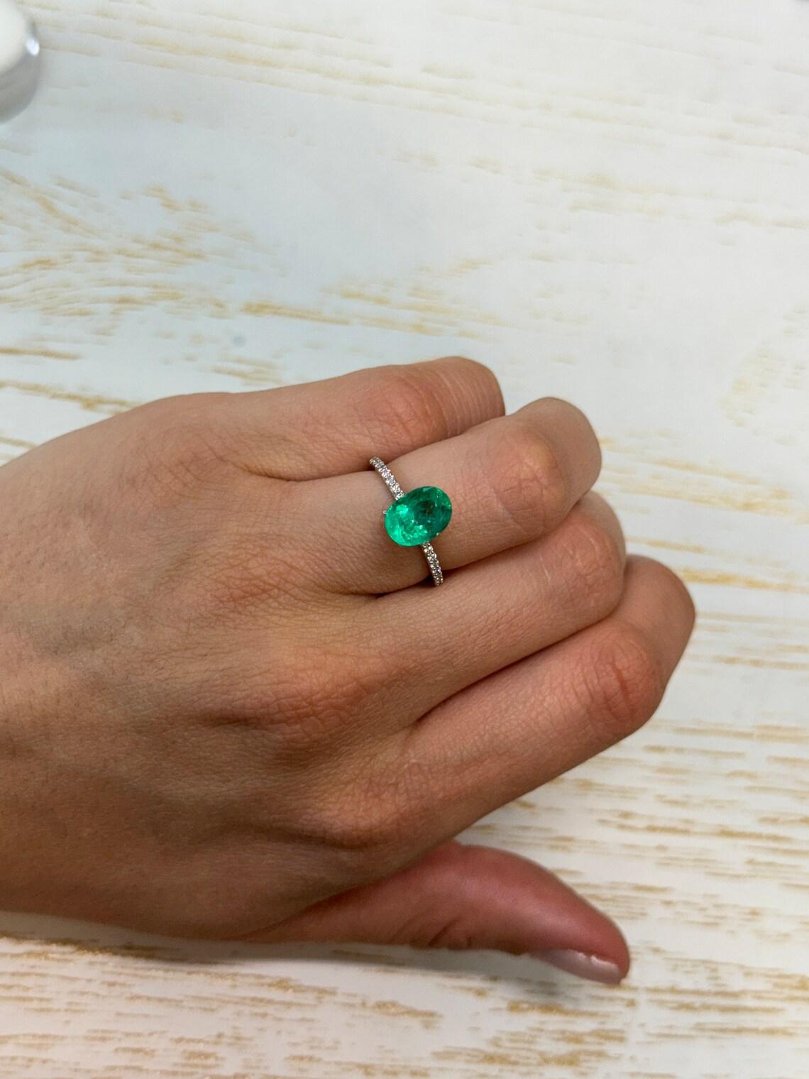 2.67 Karat 10x7 lebhaft grüner kolumbianischer Smaragd im Ovalschliff - Ovalschliff  Mai Geburtsstein Edelstein im Angebot 3