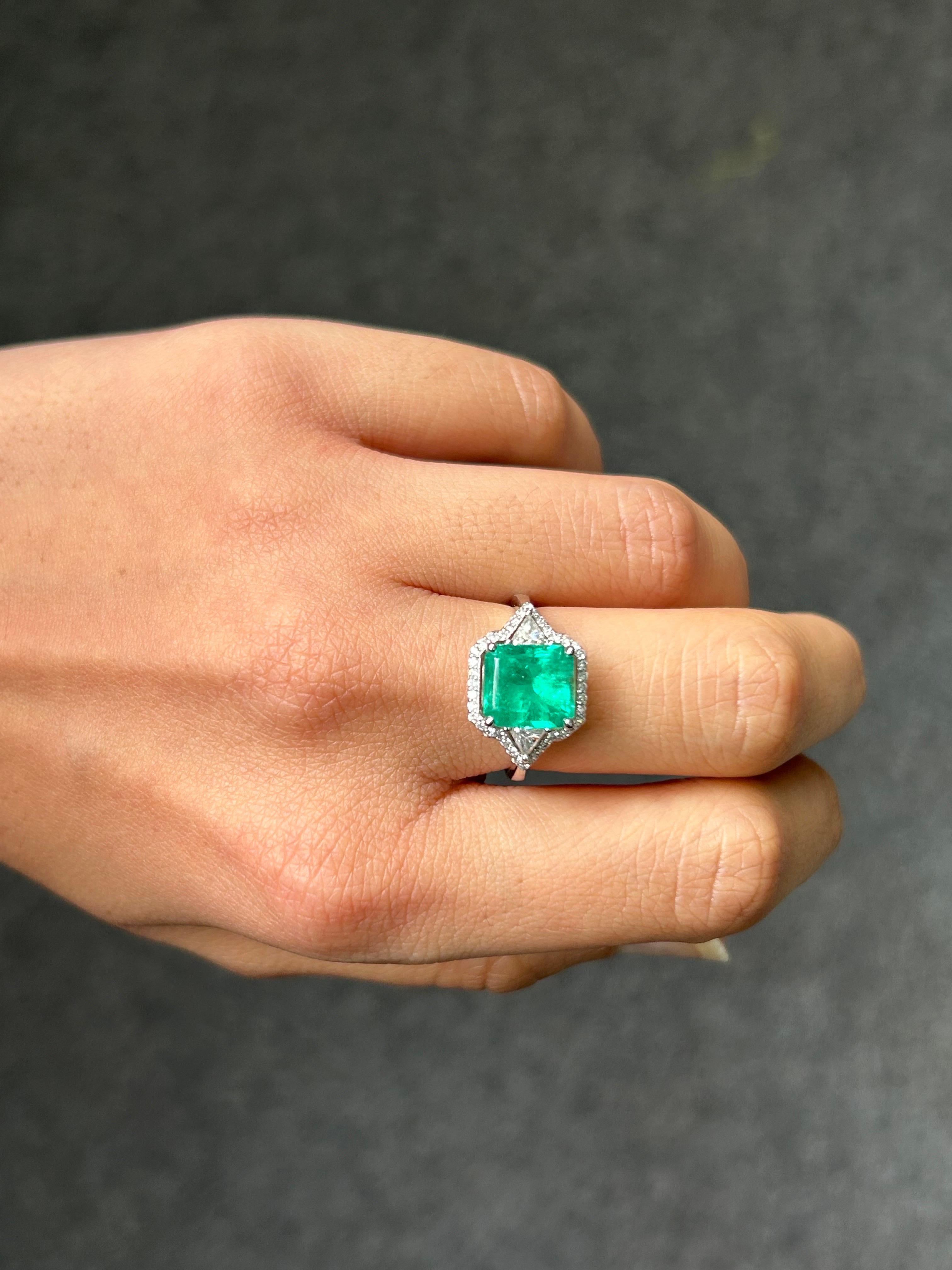 2.67 Carat Colombian Emerald and Diamond Three-Stone Engagement Ring In New Condition In Bangkok, Thailand