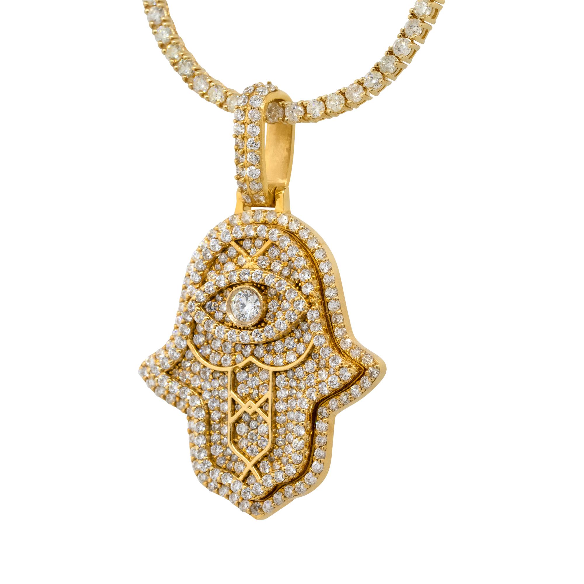 Taille ronde Pendentif Hamsa en or 14 carats avec diamants pavés de 2,77 carats en vente