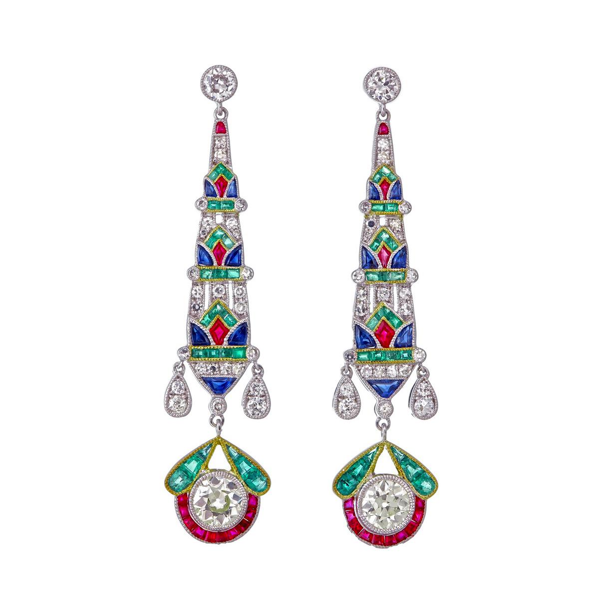 Les élégantes boucles d'oreilles en rubis, saphir, émeraude et diamant de Birmanie présentées par REWA sont fabriquées à la main en or blanc 18 carats.

Il comporte 2 pièces centrales de diamants pesant 1,53 carat environ et 2 pièces de diamants