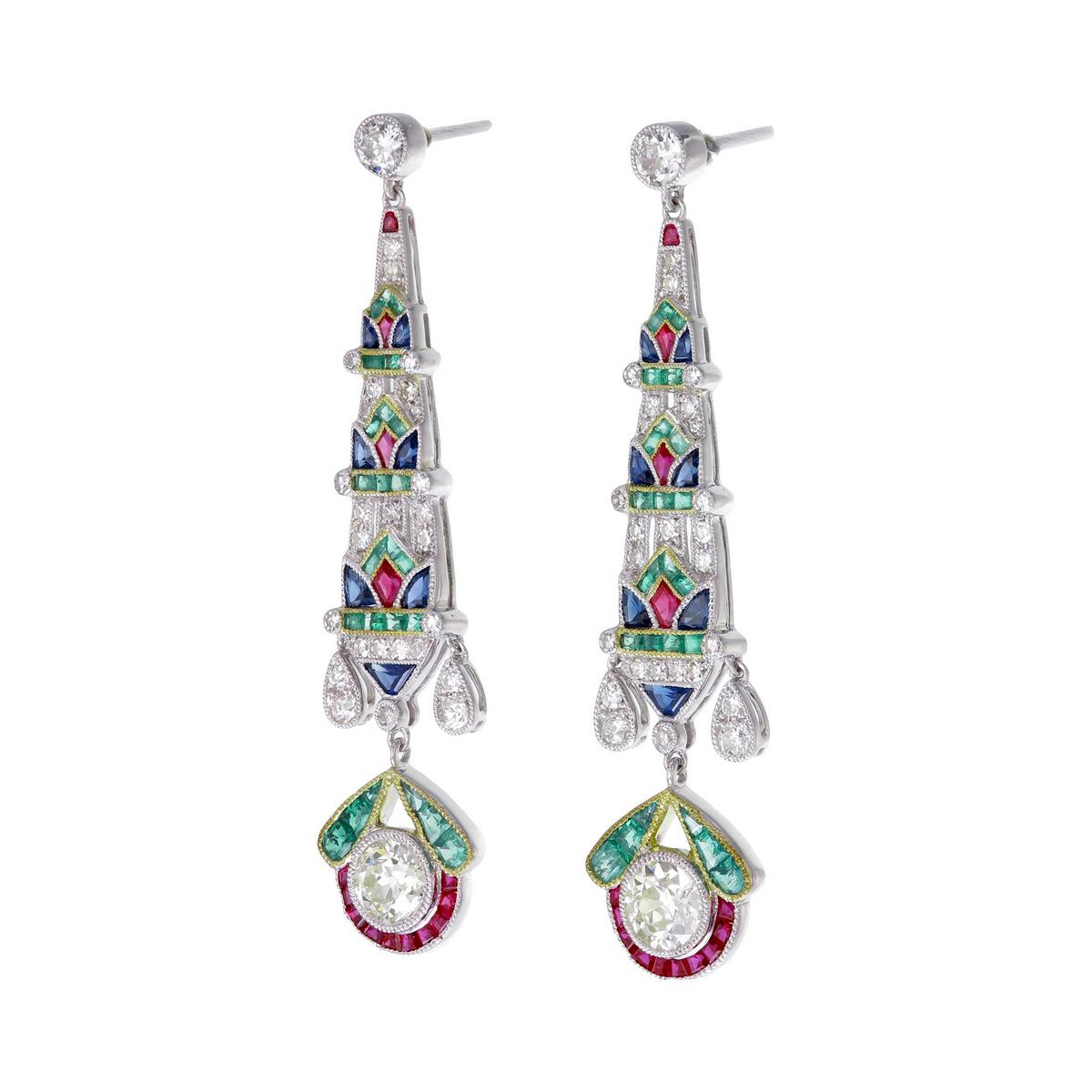 Moderne Boucles d'oreilles en or blanc 18 carats diamant, rubis, émeraude et saphir bleu de 2,67 carats en vente