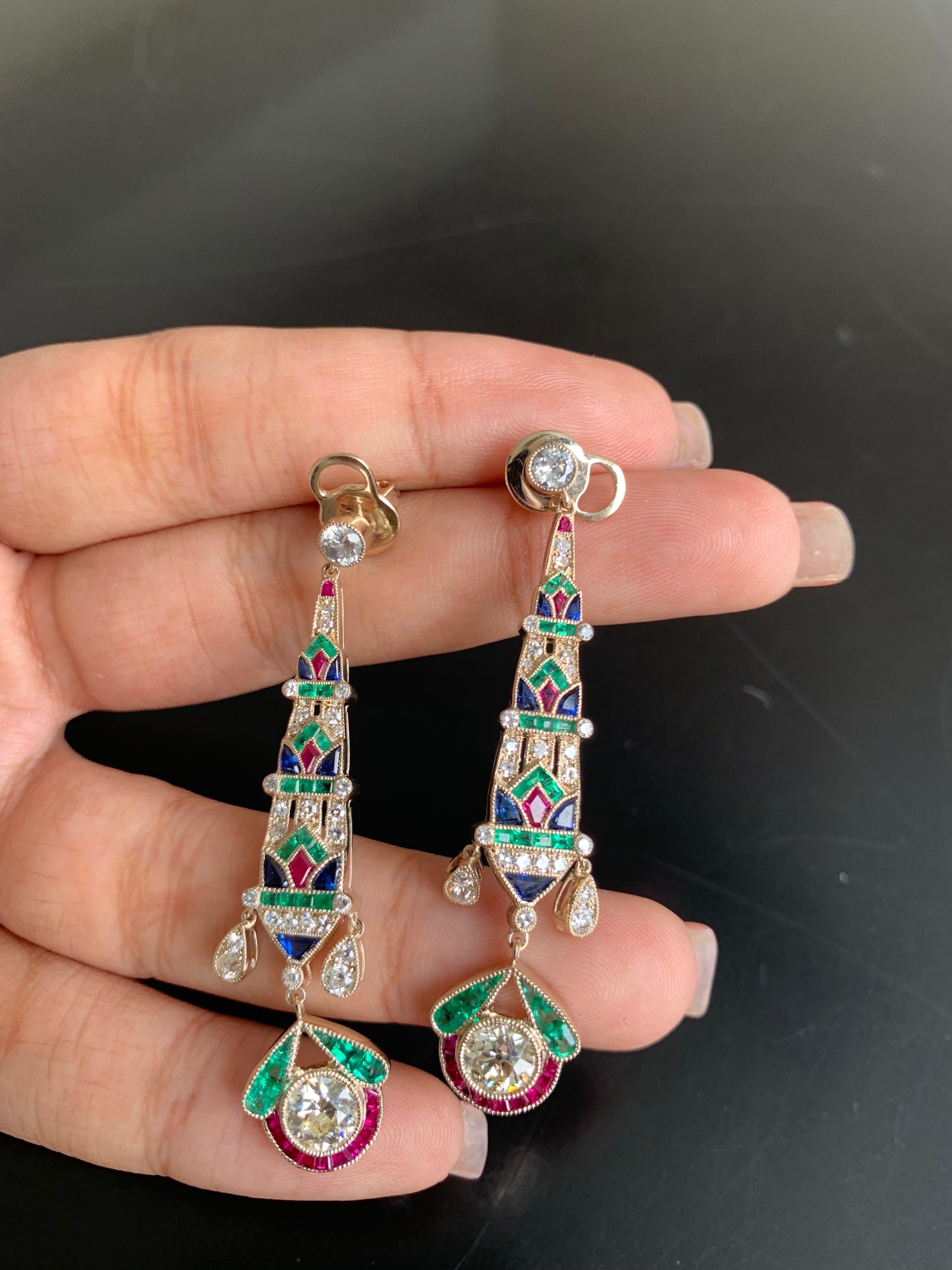 Boucles d'oreilles en or blanc 18 carats diamant, rubis, émeraude et saphir bleu de 2,67 carats Neuf - En vente à Bangkok, TH