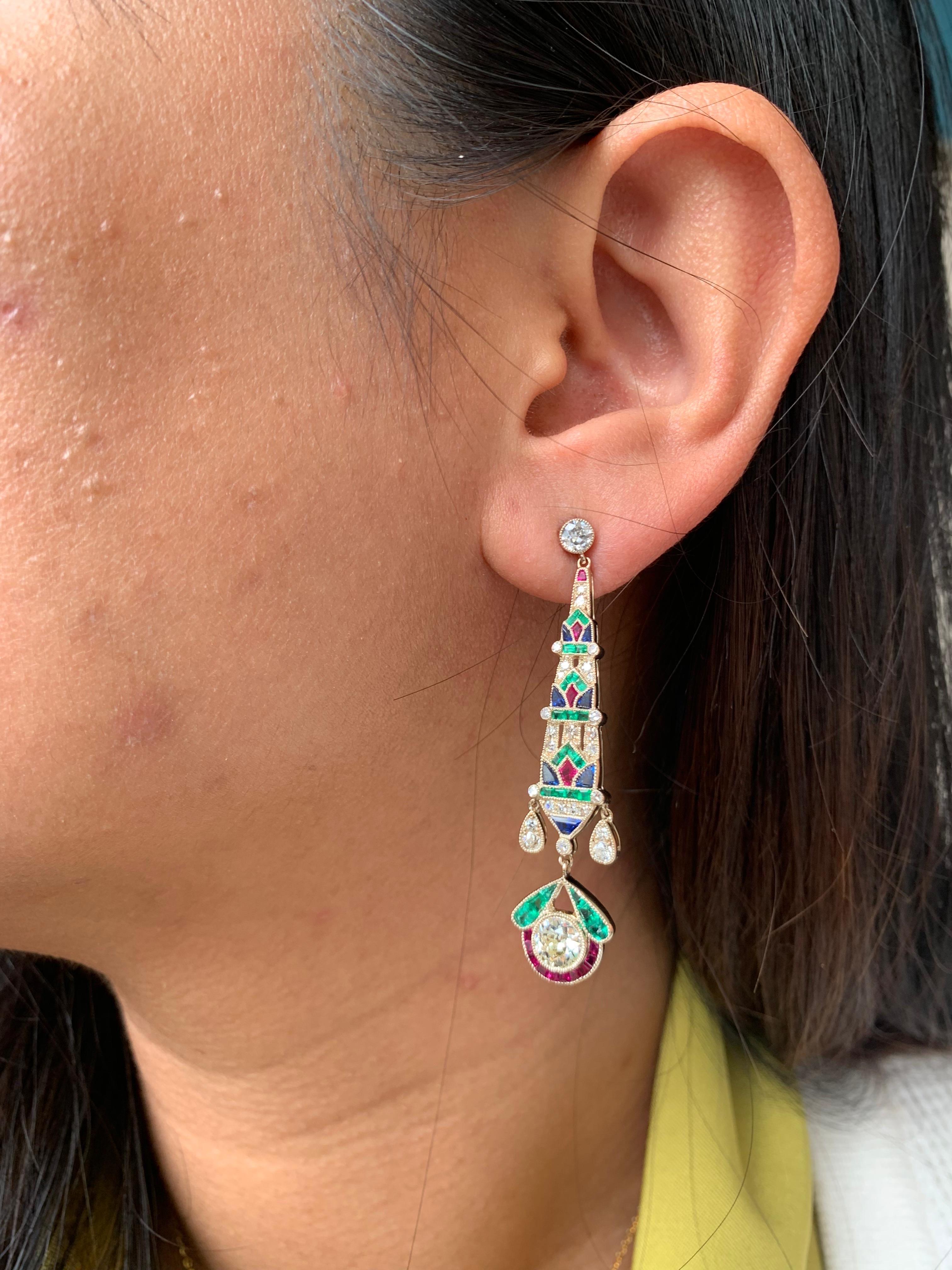 Boucles d'oreilles en or blanc 18 carats diamant, rubis, émeraude et saphir bleu de 2,67 carats Pour femmes en vente