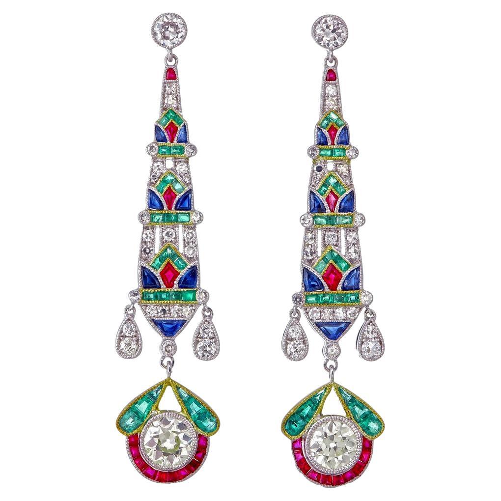 Boucles d
oreilles en or blanc 18 carats diamant, rubis, émeraude et saphir bleu de 2,67 carats