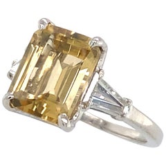 2.67 Karat Goldberyll 'Heliodor' in 3-Stein-Ring aus Platin und Diamanten der Deko-Epoche