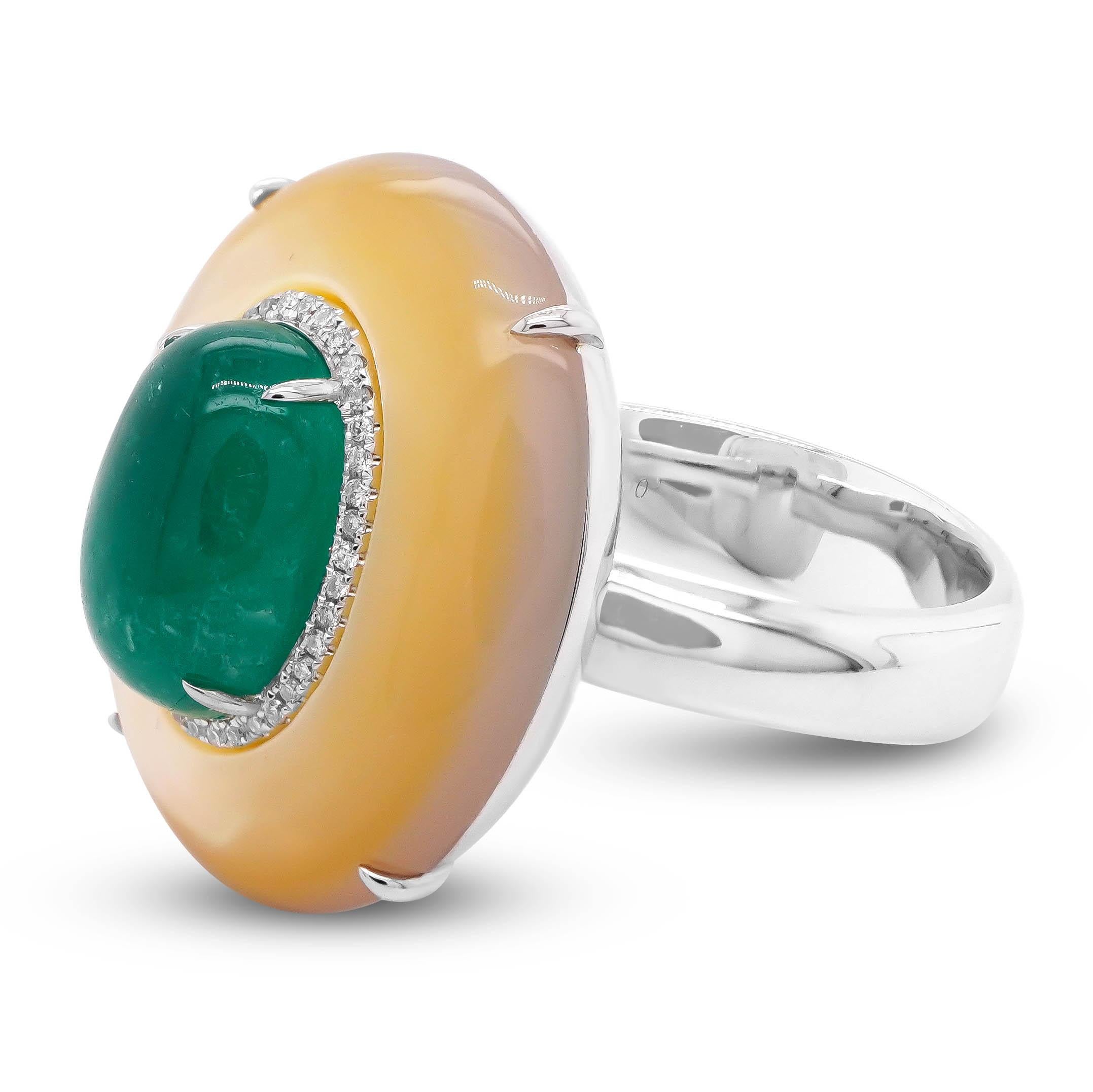 An intense green Colombian Emerald weighing 2.67 carat is encrusted in a yellow shell as a crown in this 18K white gold ring. A total of 0.06 carat of white round brilliant diamond are set in this cocktail ring. The details of the diamond are