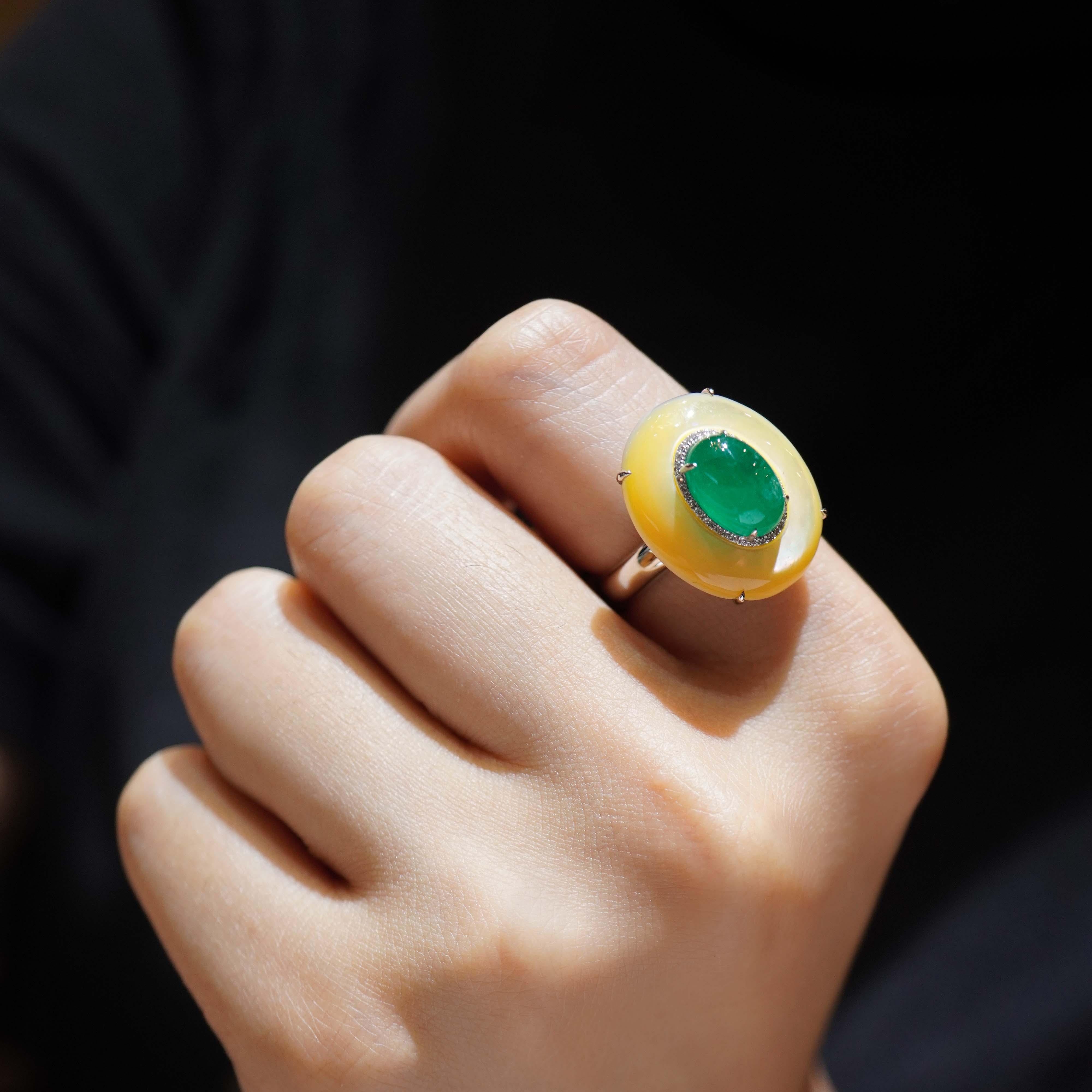 2.67 Carat Intense Green Emerald Encrusted Yellow Shell 18K White Gold Ring In New Condition In Hung Hom, HK