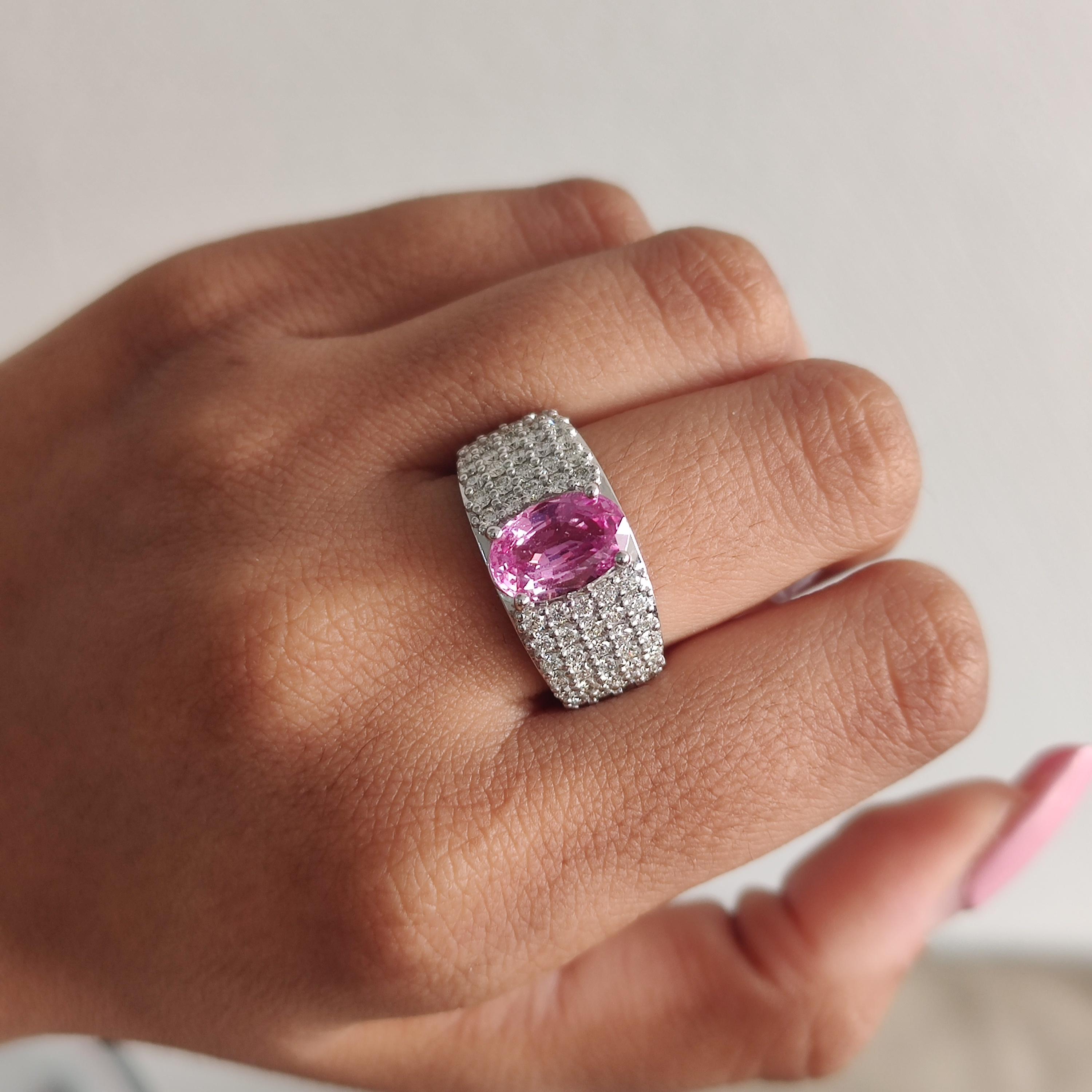 GIA-zertifizierter 2,67 Karat unbehandelter rosa Saphir & Diamanten mit Nieten aus 18 Karat Weißgold Band im Zustand „Neu“ im Angebot in Bangkok, TH