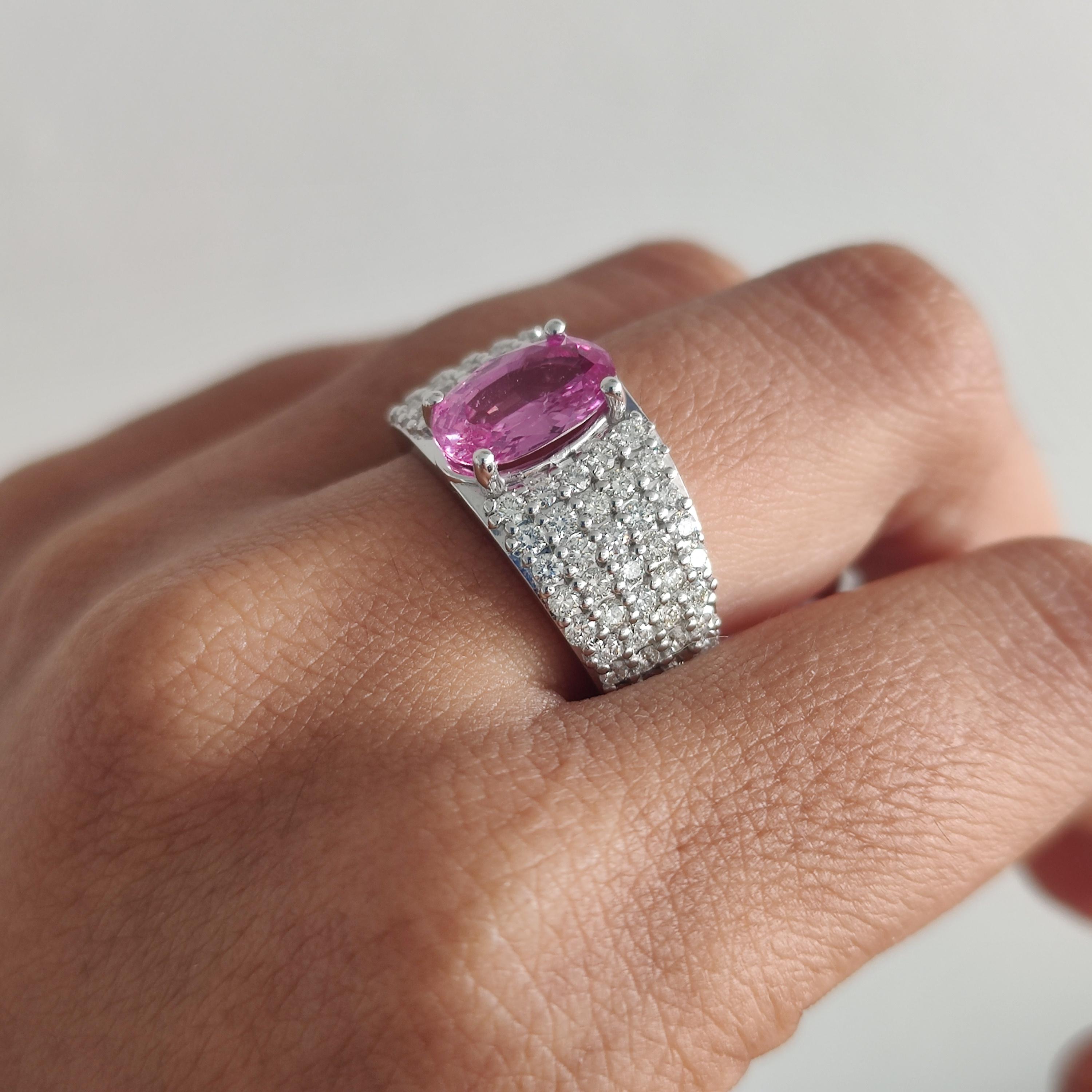 GIA-zertifizierter 2,67 Karat unbehandelter rosa Saphir & Diamanten mit Nieten aus 18 Karat Weißgold Band im Angebot 2