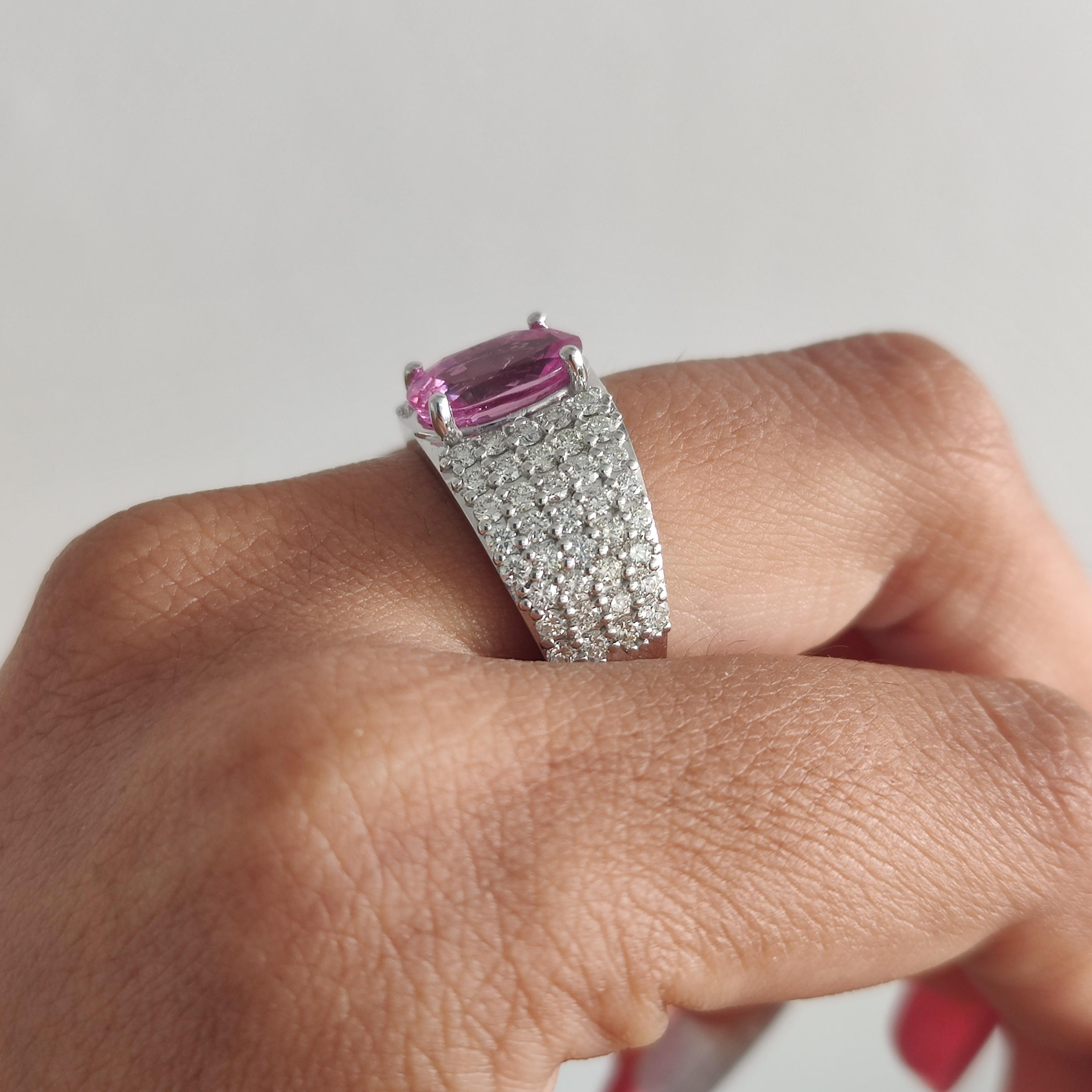 GIA-zertifizierter 2,67 Karat unbehandelter rosa Saphir & Diamanten mit Nieten aus 18 Karat Weißgold Band im Angebot 3