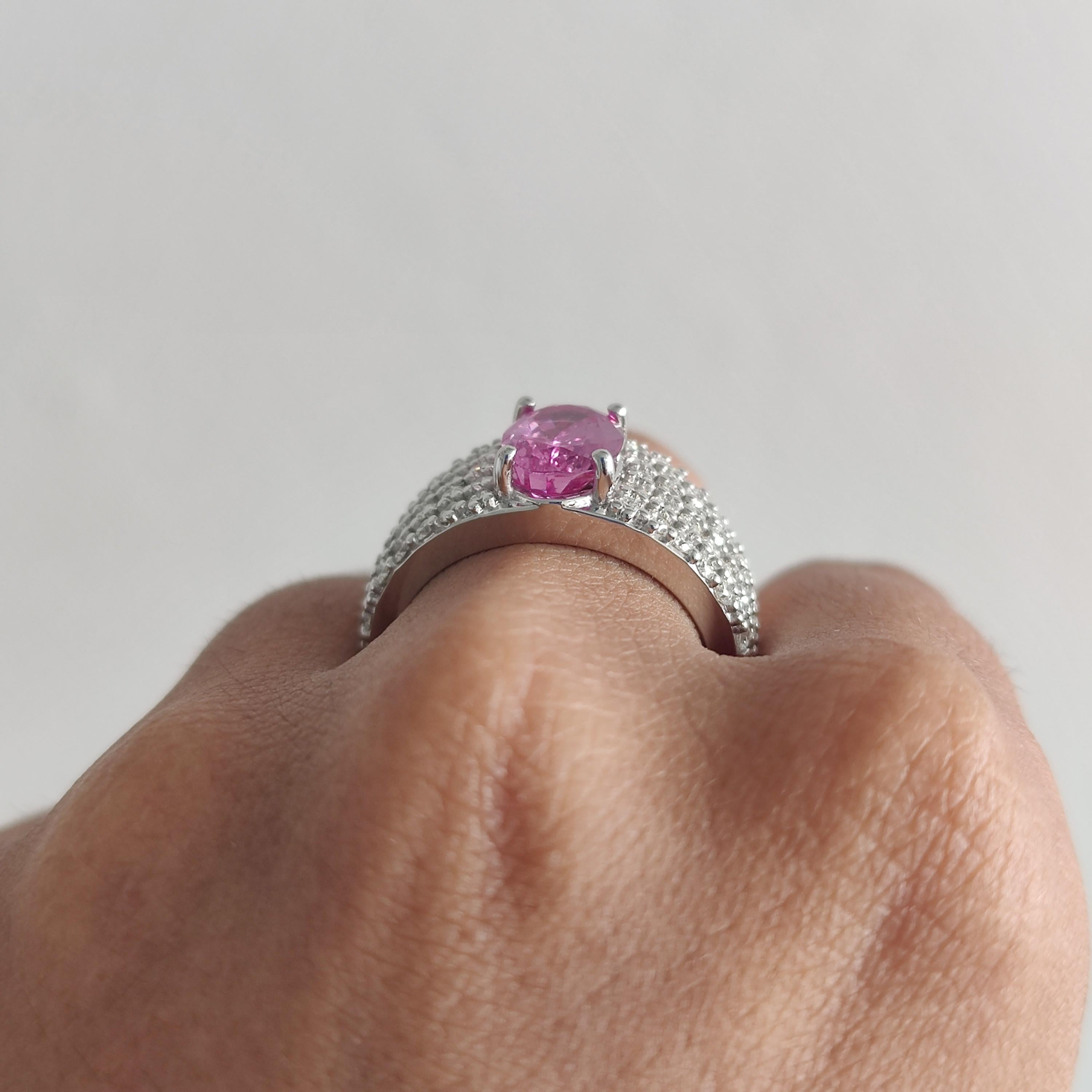 GIA-zertifizierter 2,67 Karat unbehandelter rosa Saphir & Diamanten mit Nieten aus 18 Karat Weißgold Band im Angebot 4