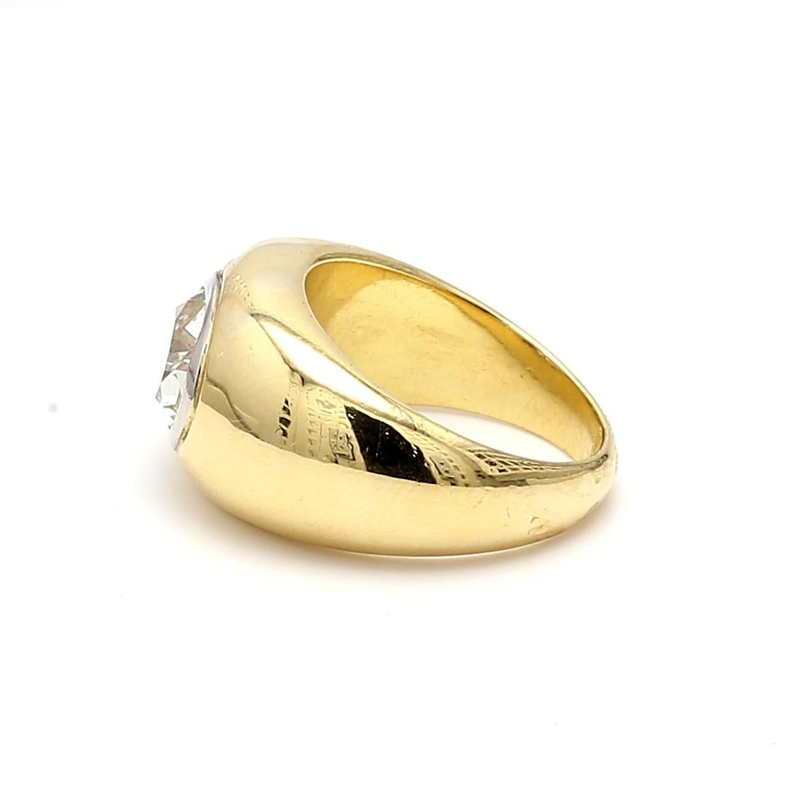 Titre :
Une bague de fiançailles audacieuse et intemporelle, ornée d'un diamant certifié de 2,67 carats de taille ovale, serti en chaton dans un riche or jaune 18 carats pour une silhouette élégante et moderne. Le diamant, de couleur L et de pureté