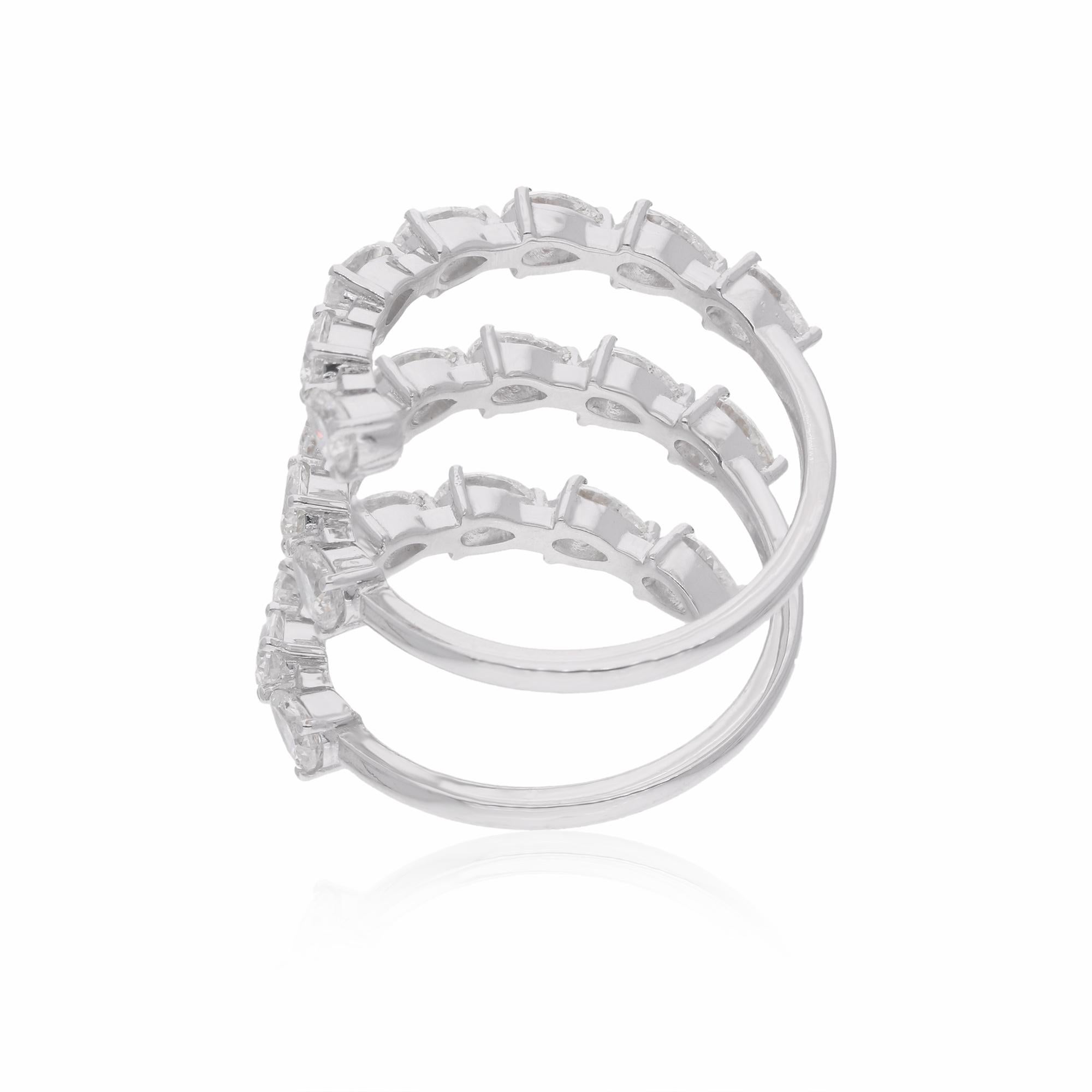 Das Herzstück dieses Rings ist der bezaubernde birnenförmige Diamant, der für seine anmutige Silhouette und sein brillantes Funkeln bekannt ist. Mit seiner einzigartigen Form bietet der Diamant im Birnenschliff eine Mischung aus der klassischen