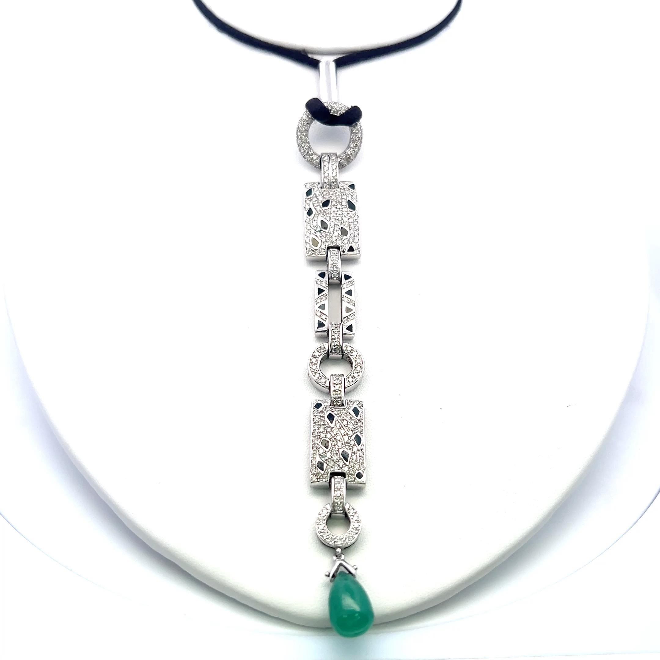2.67 Carat Round Brilliant Diamond 12.4-8.6MM Emerald 18K WG Drop Necklace In Good Condition For Sale In New York, NY