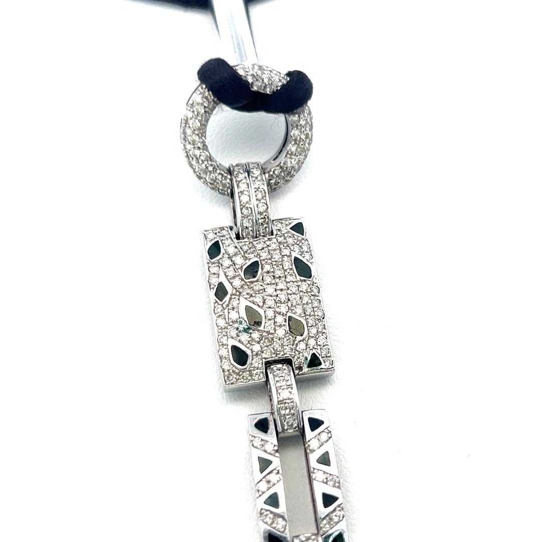 Women's 2.67 Carat Round Brilliant Diamond 12.4-8.6MM Emerald 18K WG Drop Necklace For Sale
