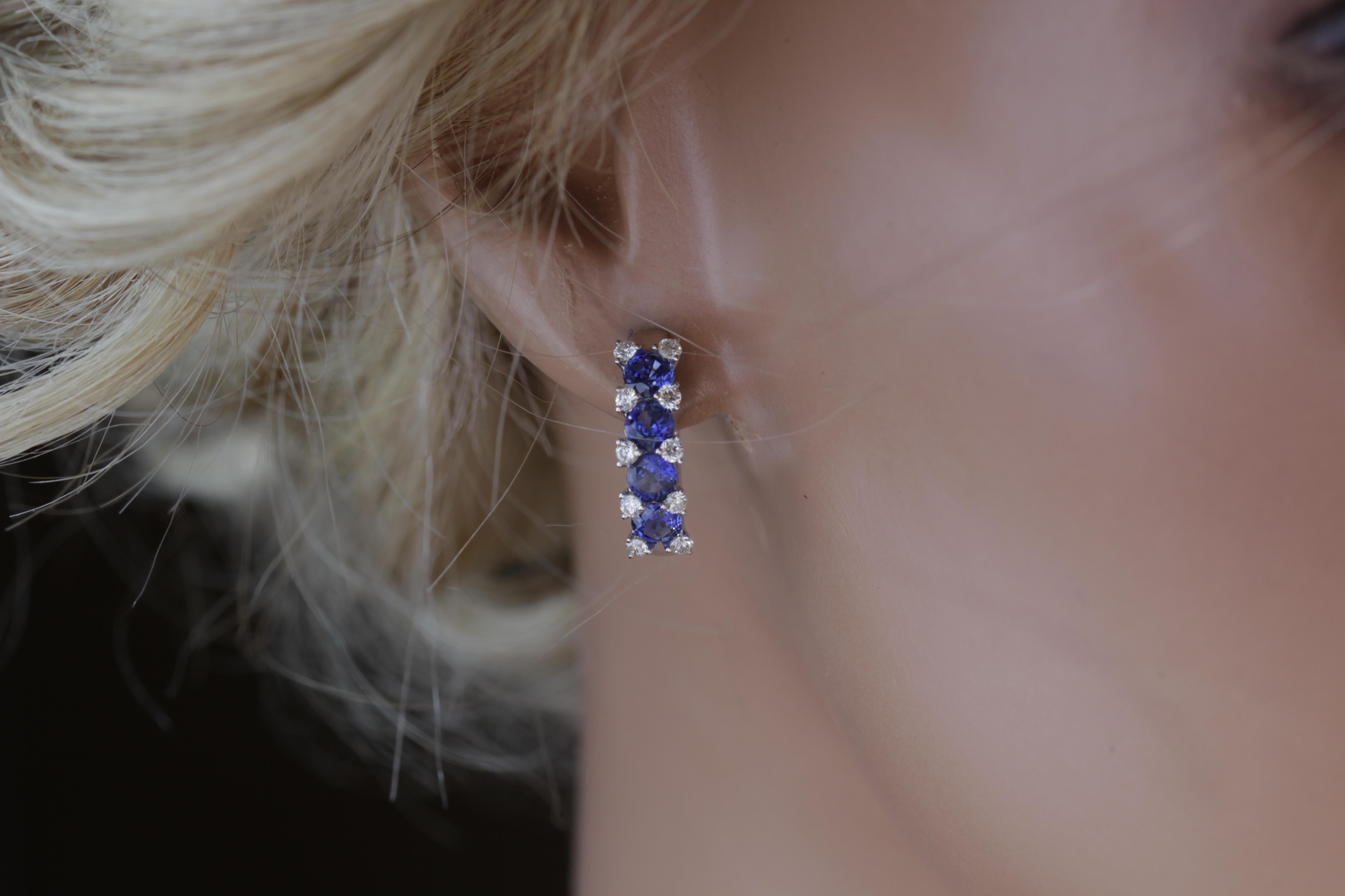 Chic, moderni e lussuosi senza sforzo, questi orecchini a cerchio con zaffiri e diamanti conferiscono un'eleganza raffinata a qualsiasi look. Ogni cerchio è ornato da una fila di zaffiri blu intenso, il cui colore ricco è splendidamente completato