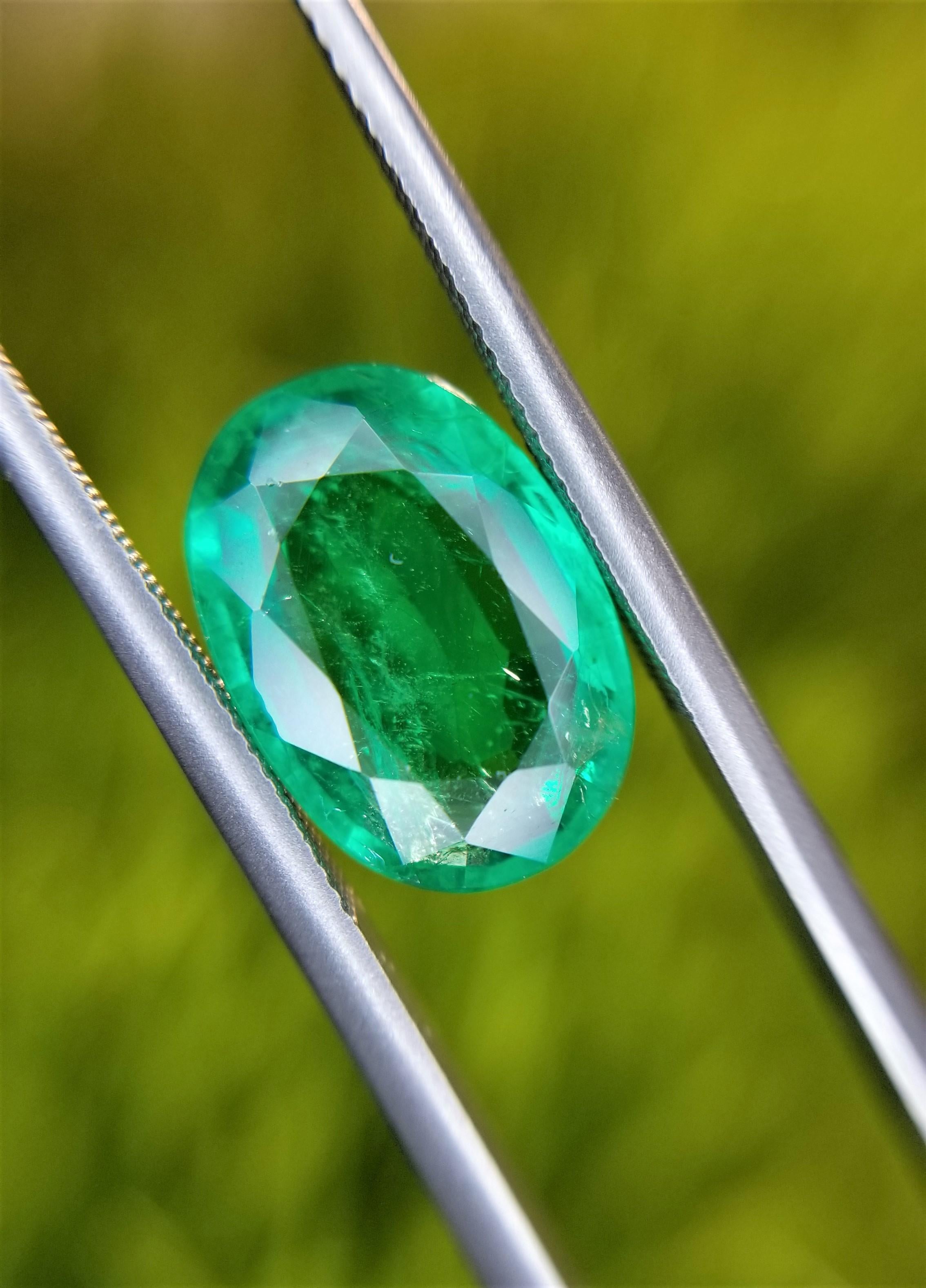 2.67 Karat Gewicht Oval geformt grüne Farbe IGITL zertifiziert Smaragd Edelstein Anhänger (Zeitgenössisch) im Angebot