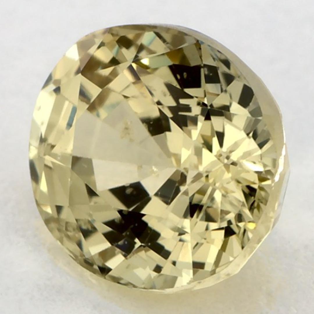 Questo zaffiro giallo naturale offre eleganza e raffinatezza. Grazie al suo grazioso tono di colore, alla sua limpidezza e al suo carattere naturale, questo zaffiro è una scelta eccellente per creare gioielli su misura come anelli di fidanzamento,