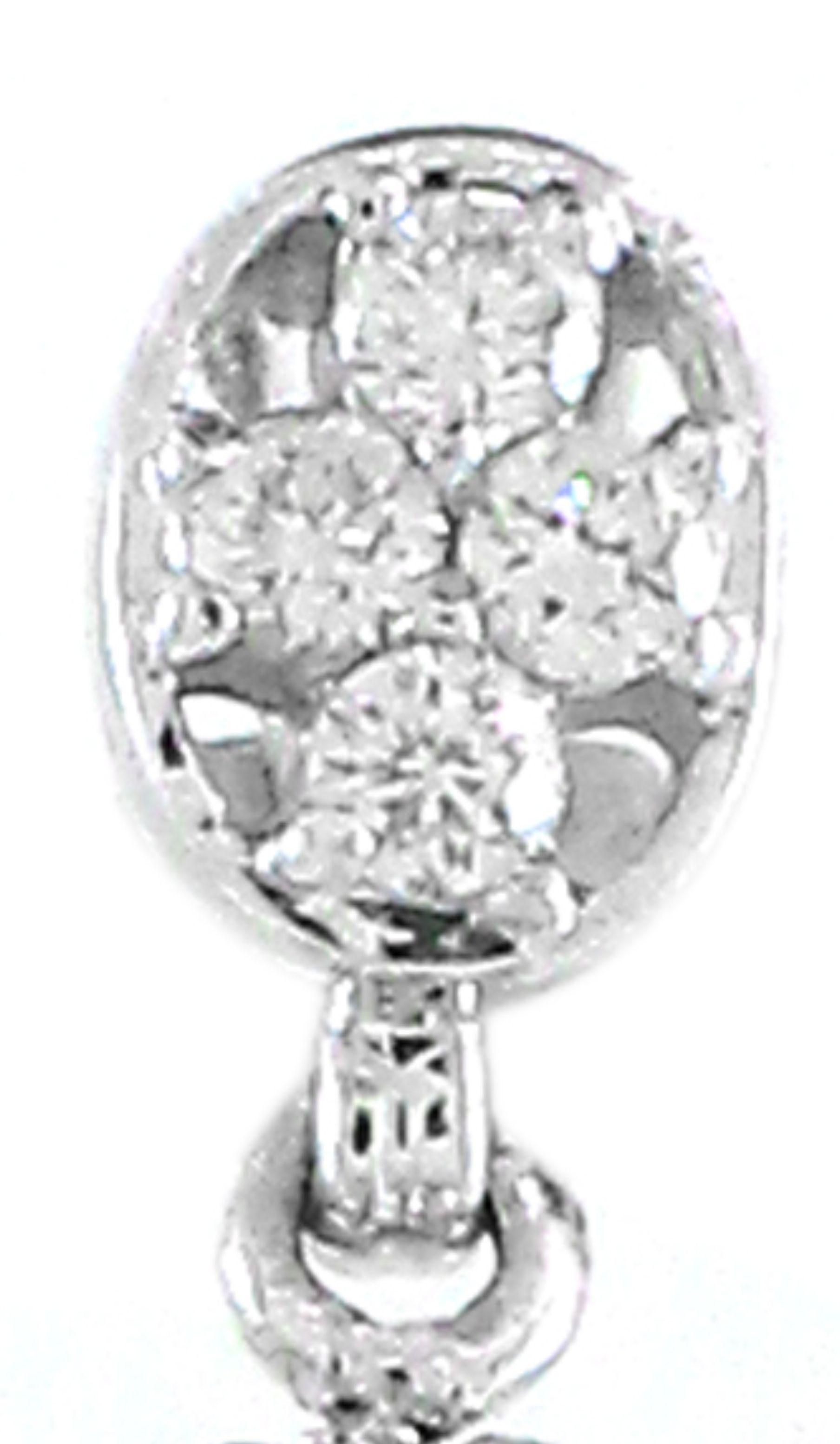 Prova la raffinatezza senza tempo con questo squisito ciondolo, splendidamente realizzato in oro bianco 18 carati e dal peso di 10,23 grammi. Questo splendido pezzo è impreziosito da 2,67 carati di diamanti bianchi brillanti e rotondi,
