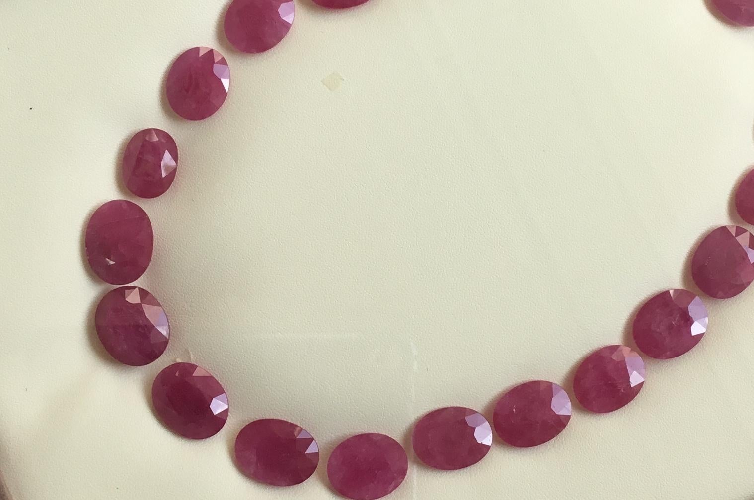 267.02 Carats Ruby Mozambique Oval Faceted Cut stone Layout Heated Natural Gem Unisexe en vente