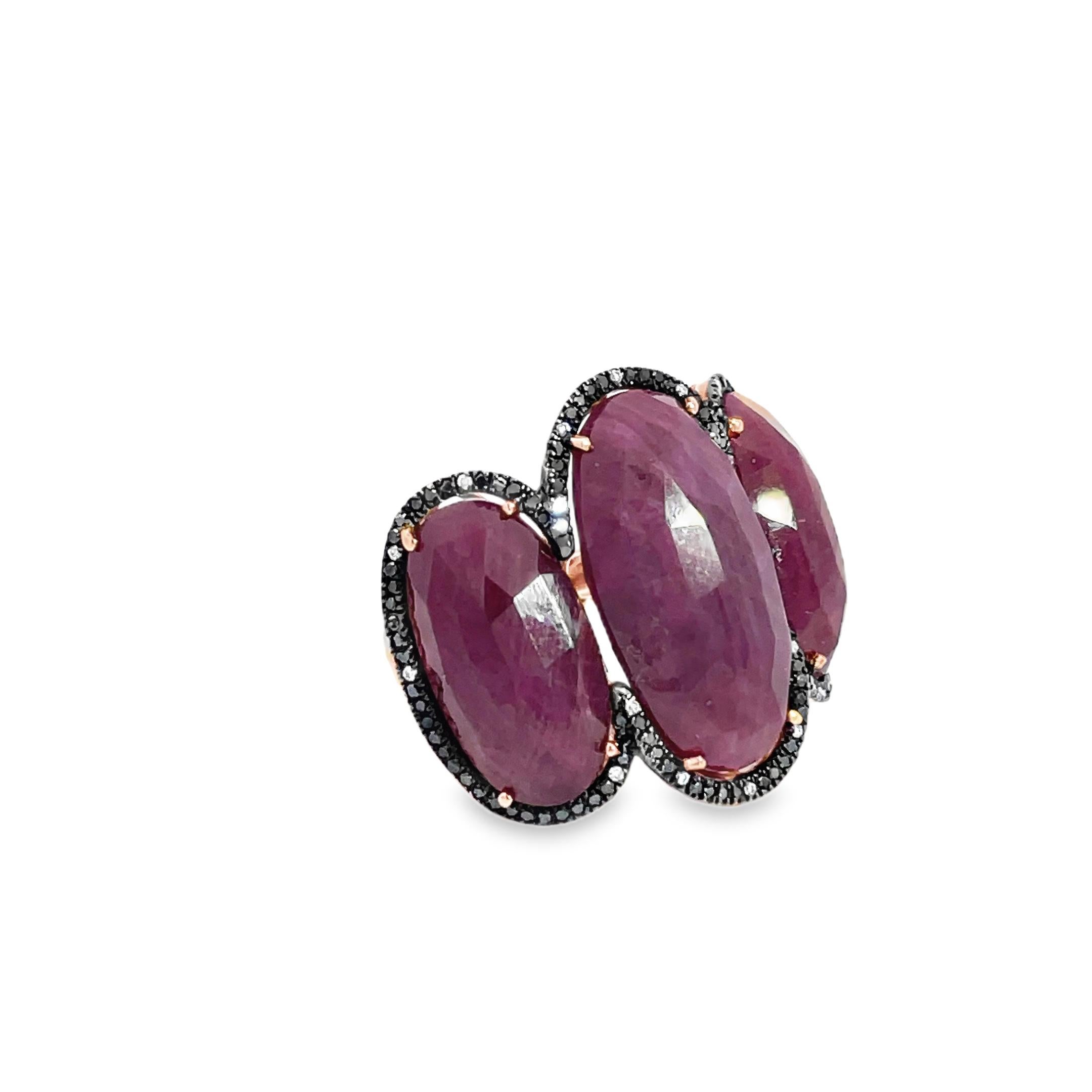 26.71 Rubin im Rosenschliff und Diamantring mit drei Steinen im Zustand „Neu“ im Angebot in Great Neck, NY