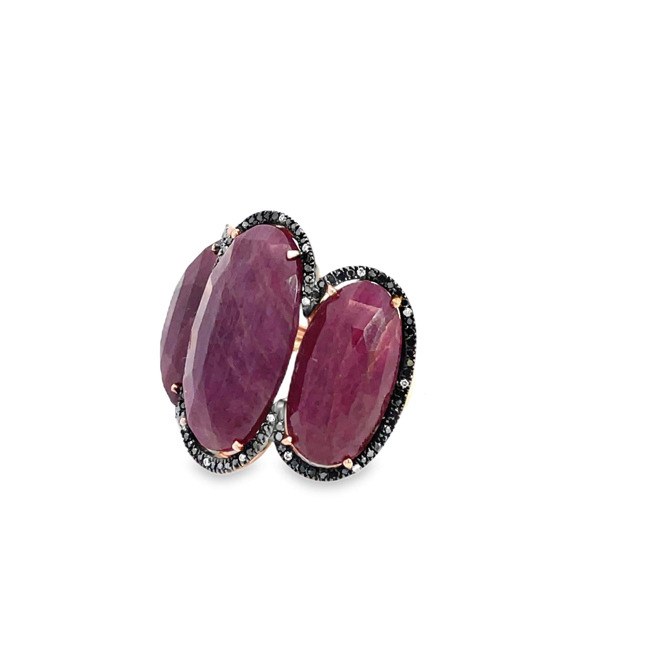 26.71 Rubin im Rosenschliff und Diamantring mit drei Steinen im Angebot 1