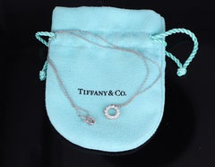 26712 Tiffany & Co. Collana da 16" con ciondolo a cerchio aperto in platino con diamante da 0,23 ct