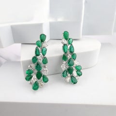 26.76 Ct Emeraude taille poire et diamant Boucles d'oreilles pendantes en or blanc 18k