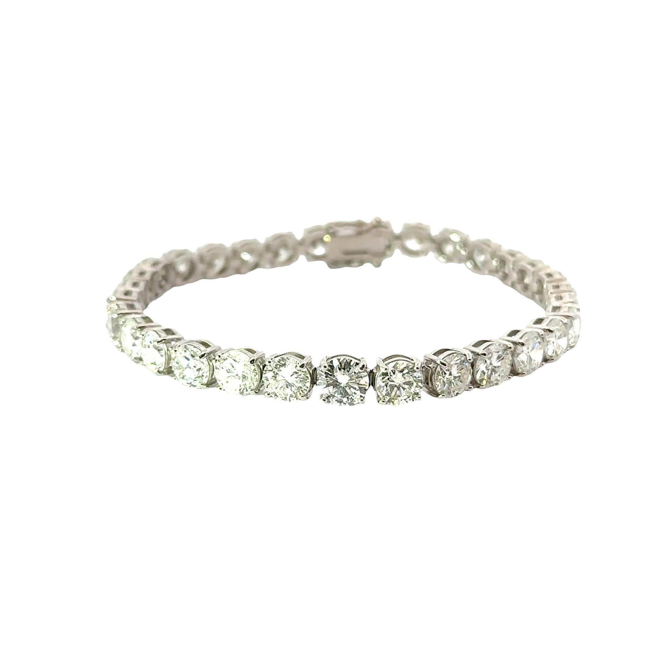 Un bracelet de tennis classique orné de diamants ronds de taille brillant de grande taille totalisant 26,78 carats. Confectionnée en platine, cette pièce dégage une élégance intemporelle qui ne se démodera jamais. Avec un poids de 27,4 grammes, il