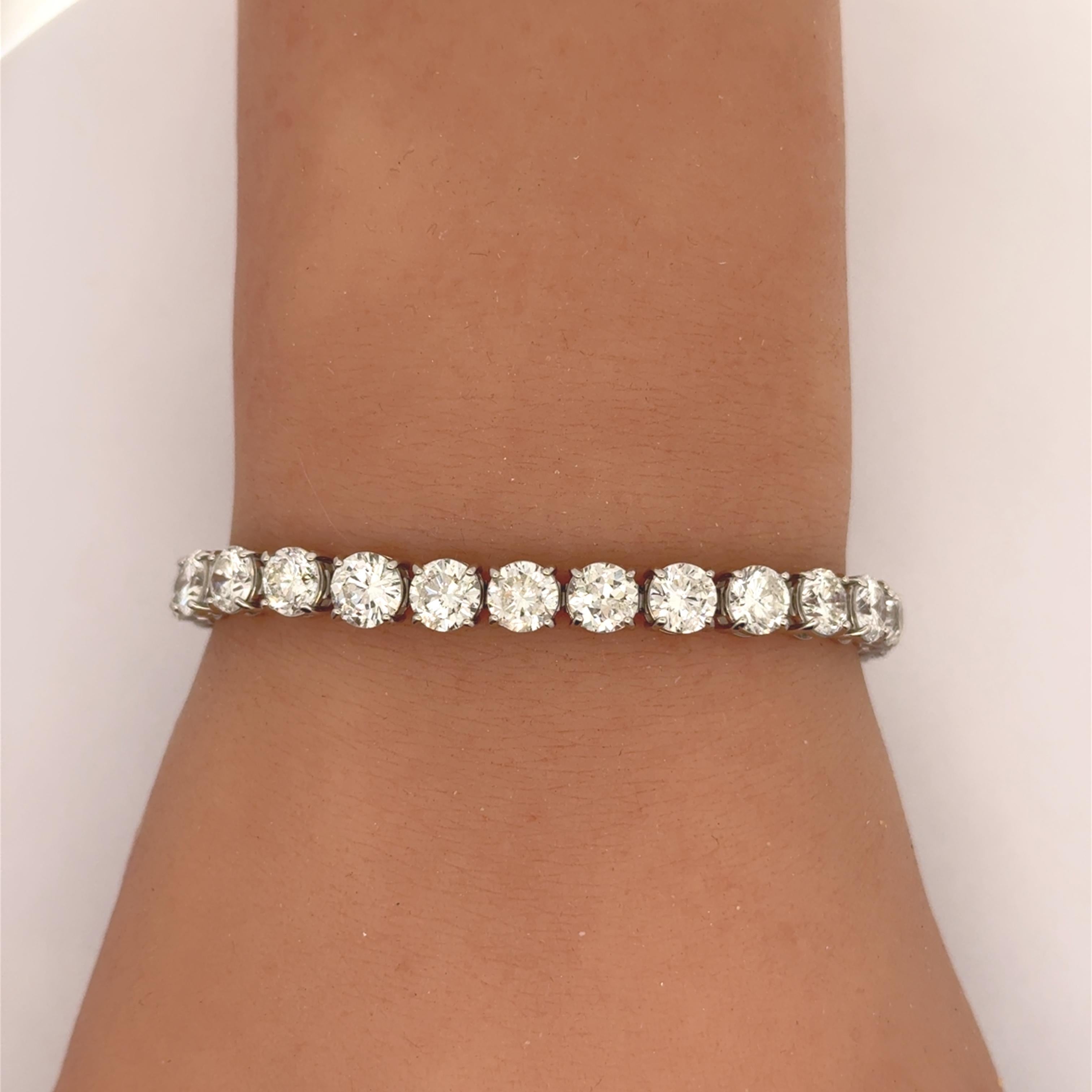 Bracelet tennis en platine avec 26,78 carats de diamants Excellent état - En vente à Beverly Hills, CA