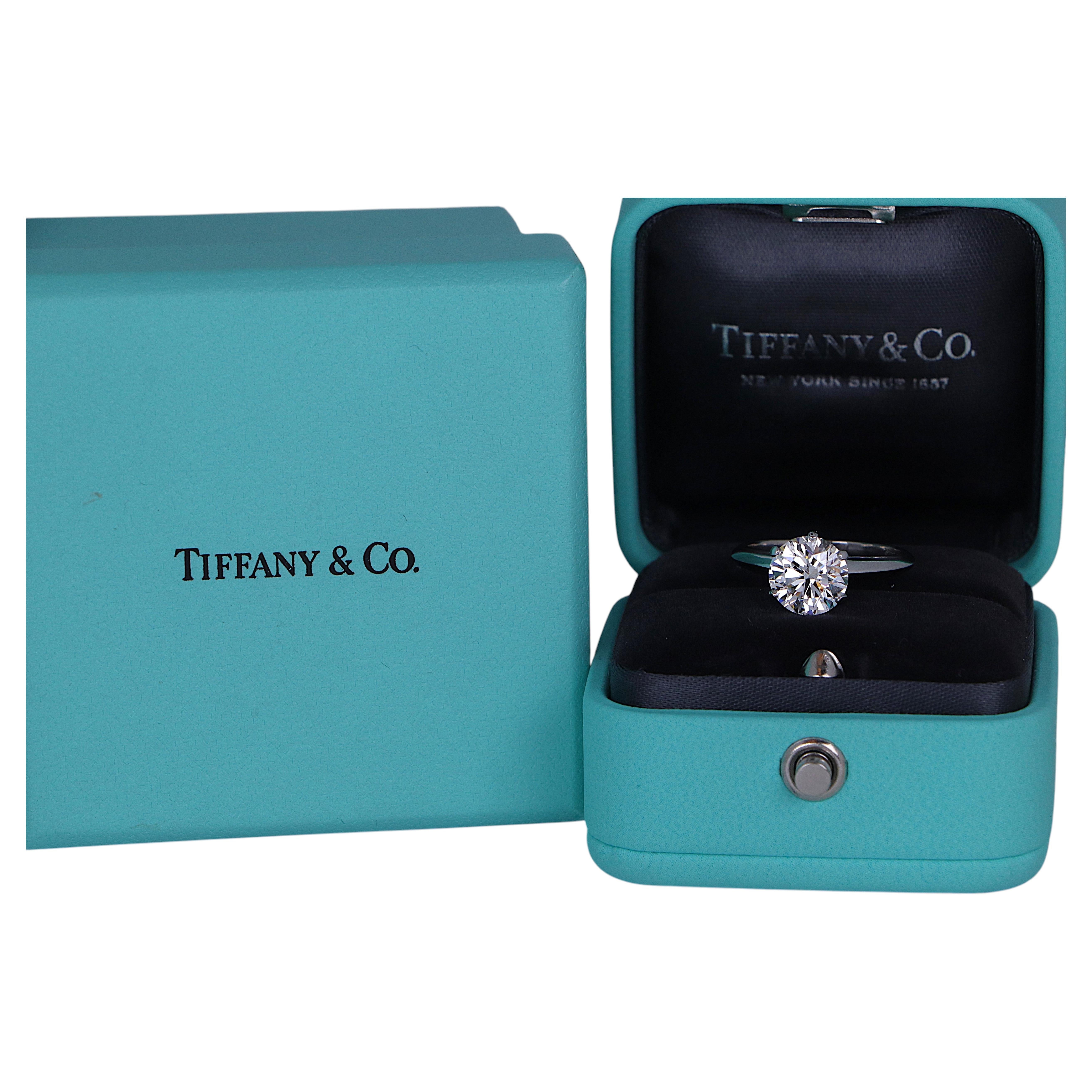 26797 Bague de fiançailles Tiffany & Co en platine, sertie d'un diamant rond de 2,02 carats, pureté I, qualité VS1