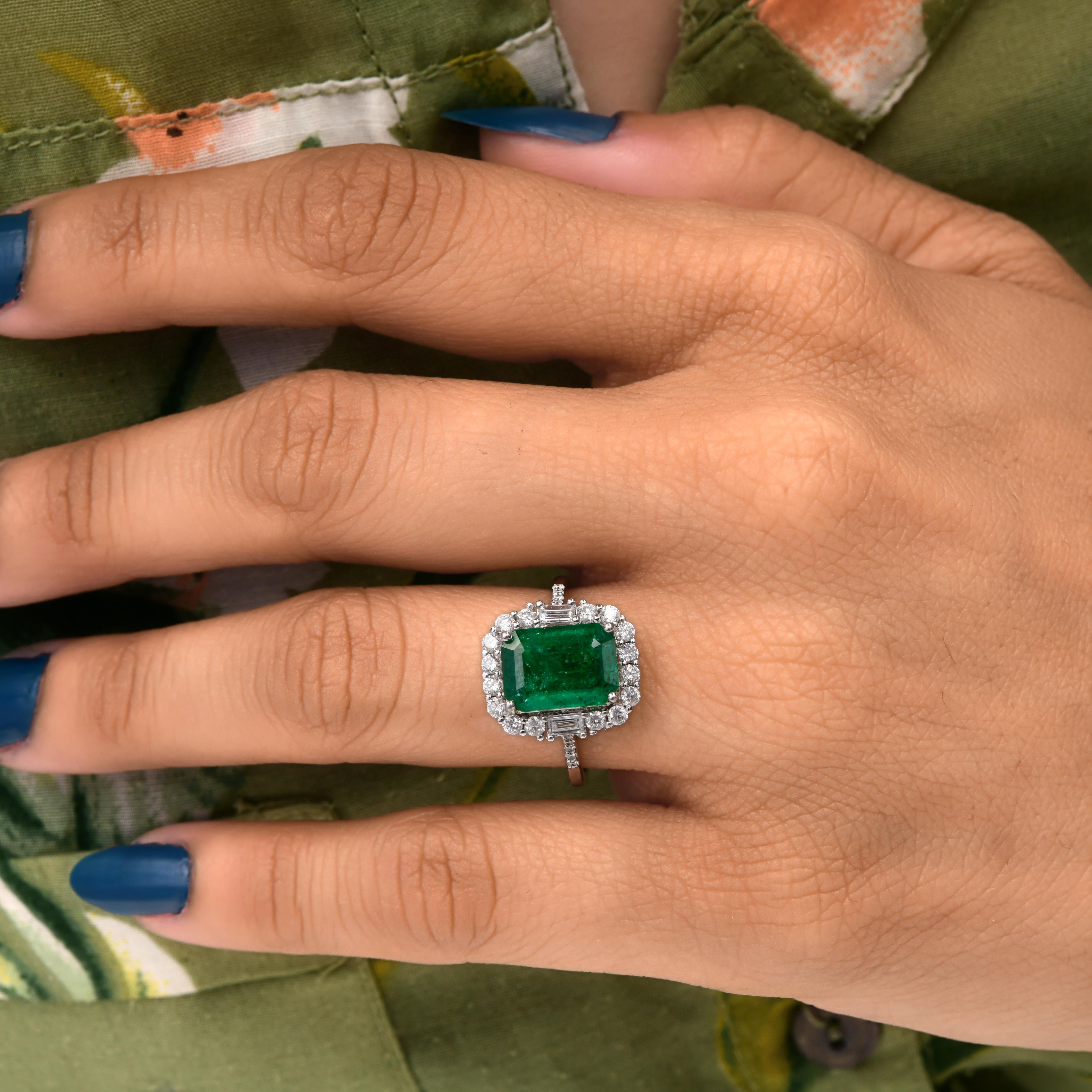 in vendita:  Anello nuziale aureolato con diamante smeraldo dello Zambia da 2,67 carati in oro bianco 18 carati 2
