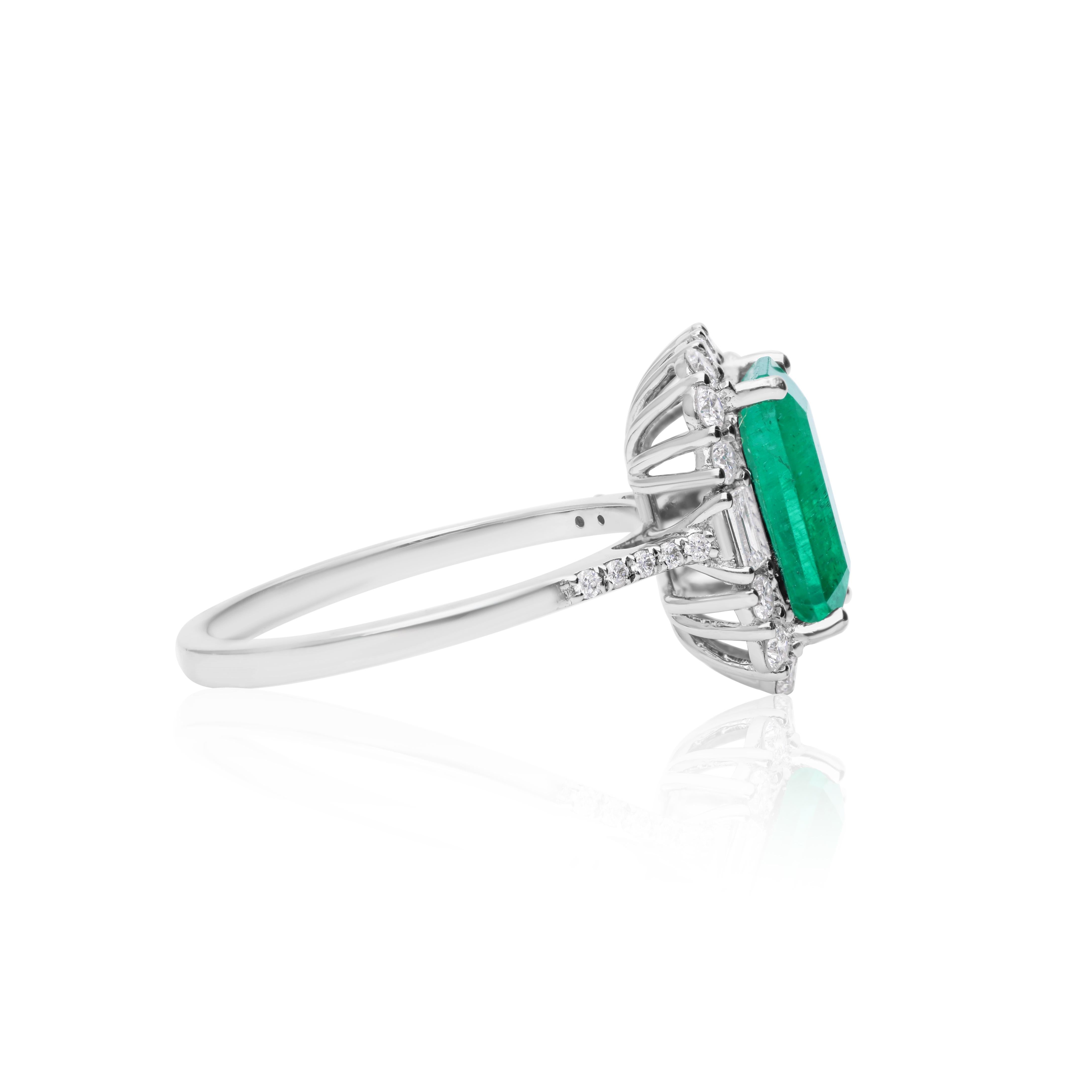 in vendita:  Anello nuziale aureolato con diamante smeraldo dello Zambia da 2,67 carati in oro bianco 18 carati 7