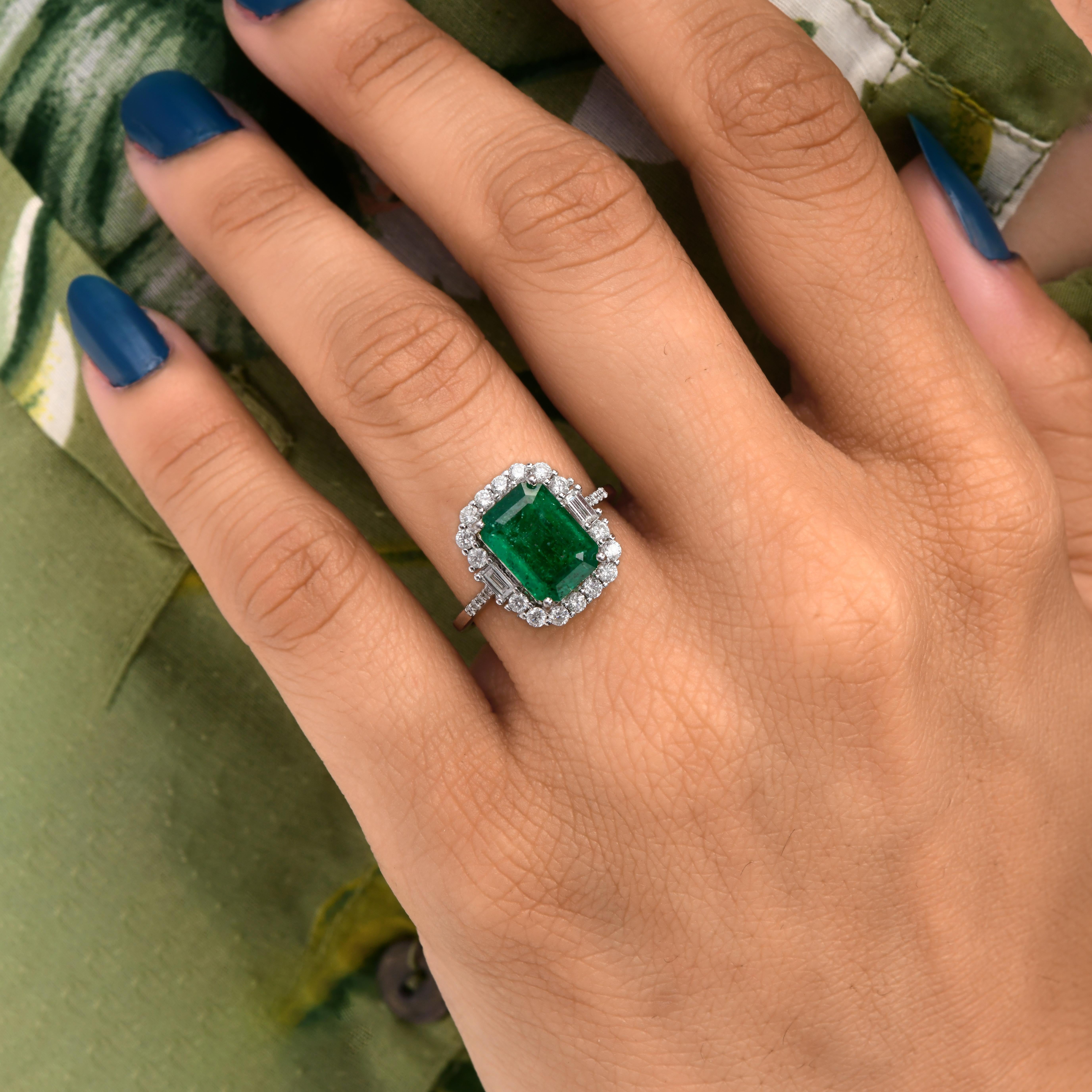 in vendita:  Anello nuziale aureolato con diamante smeraldo dello Zambia da 2,67 carati in oro bianco 18 carati 8