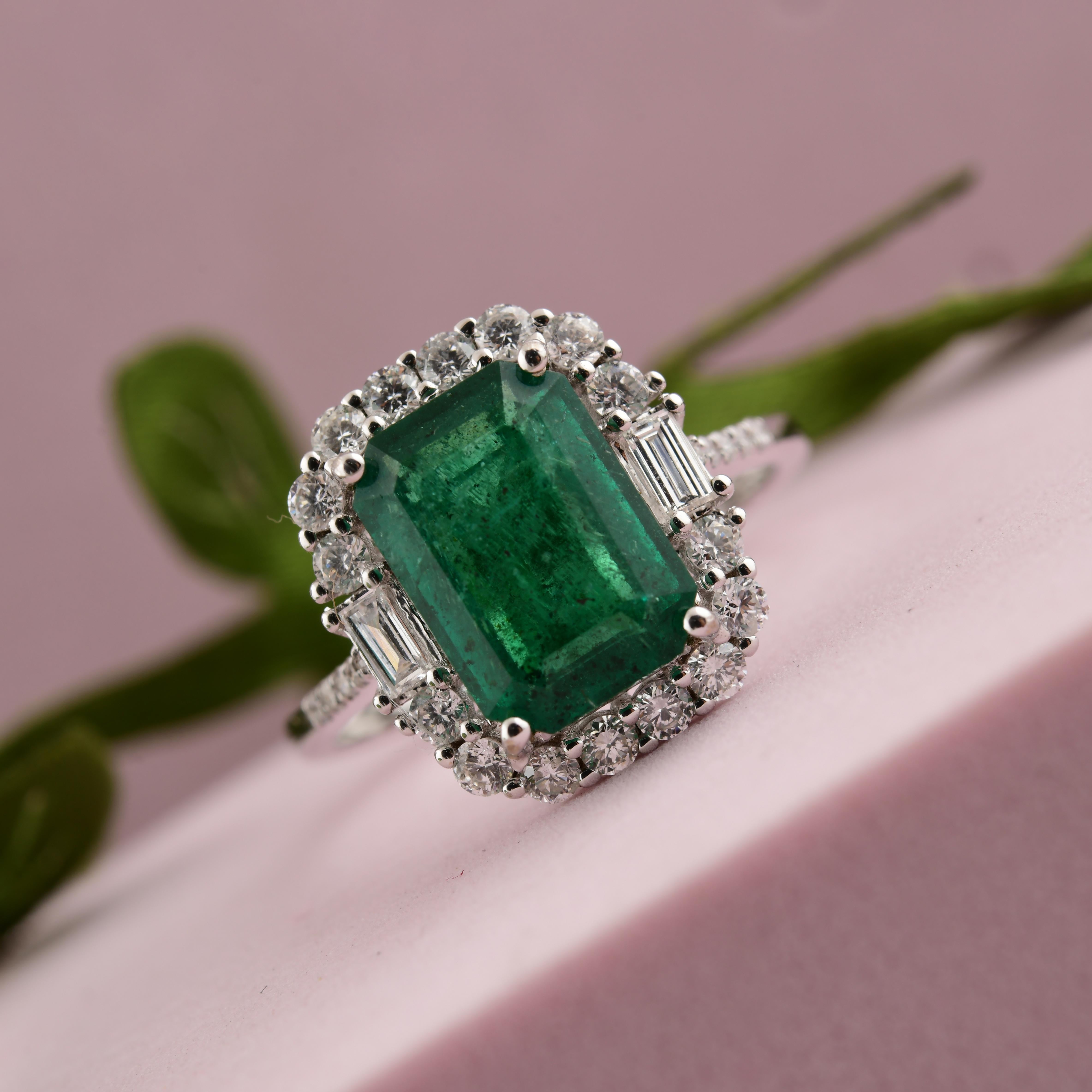 in vendita:  Anello nuziale aureolato con diamante smeraldo dello Zambia da 2,67 carati in oro bianco 18 carati 9