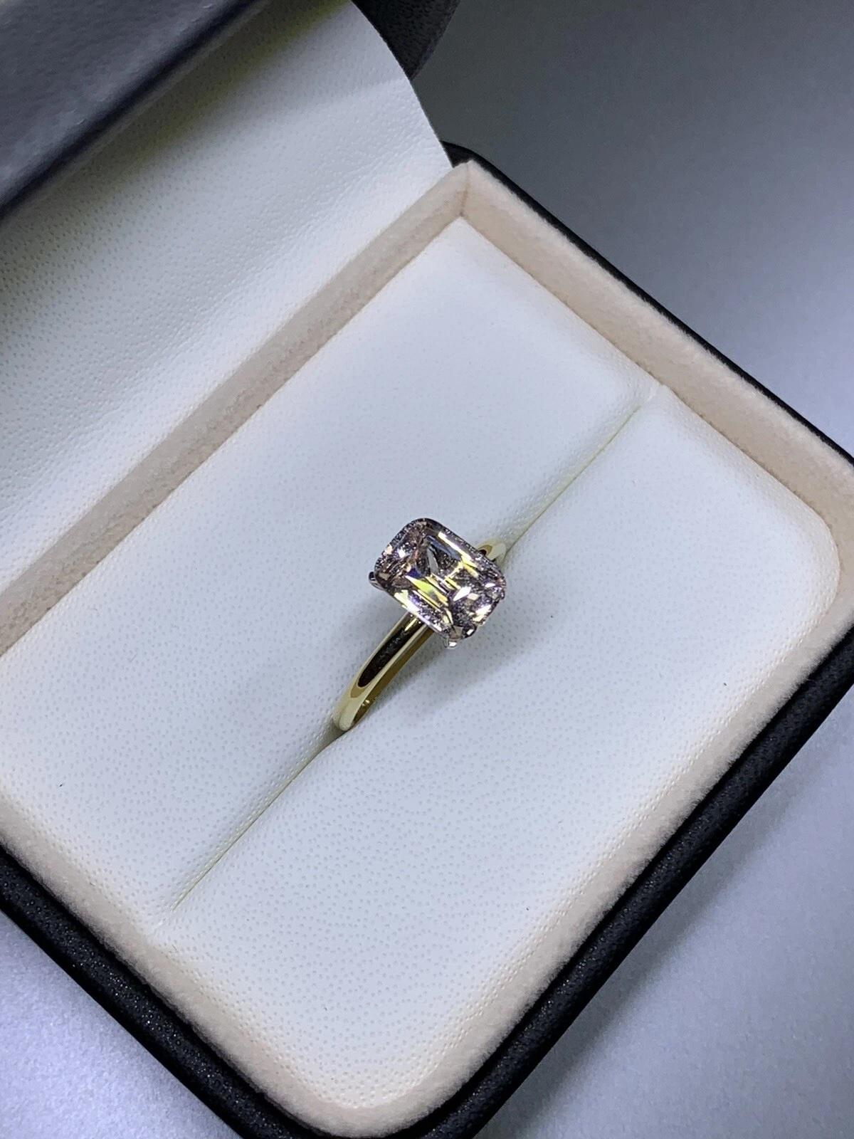 Bague de fiançailles solitaire saphir émeraude 2,67ct en or jaune 18ct Neuf - En vente à London, GB