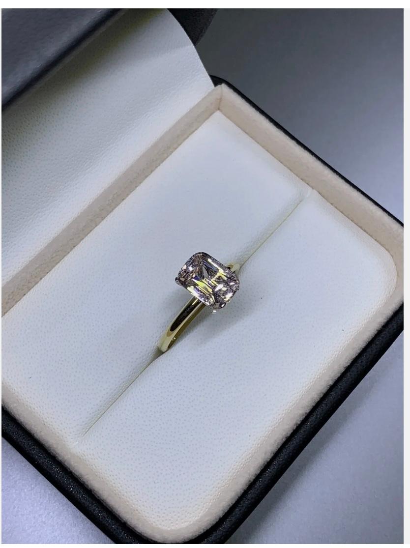 Bague de fiançailles solitaire saphir émeraude 2,67ct en or jaune 18ct Neuf - En vente à London, GB