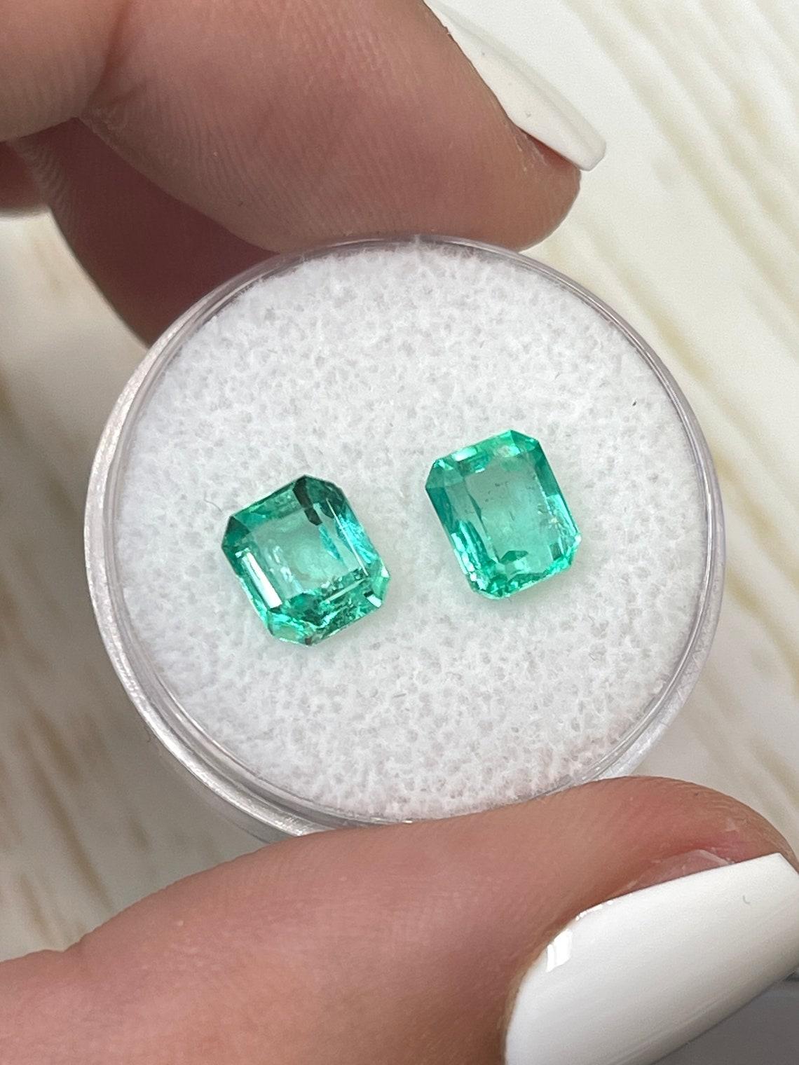 Moderne 2.67tcw 7x6 Matching Vibrant Green Colombian Emeralds - Emerald Cut Genuine Pair en vente
