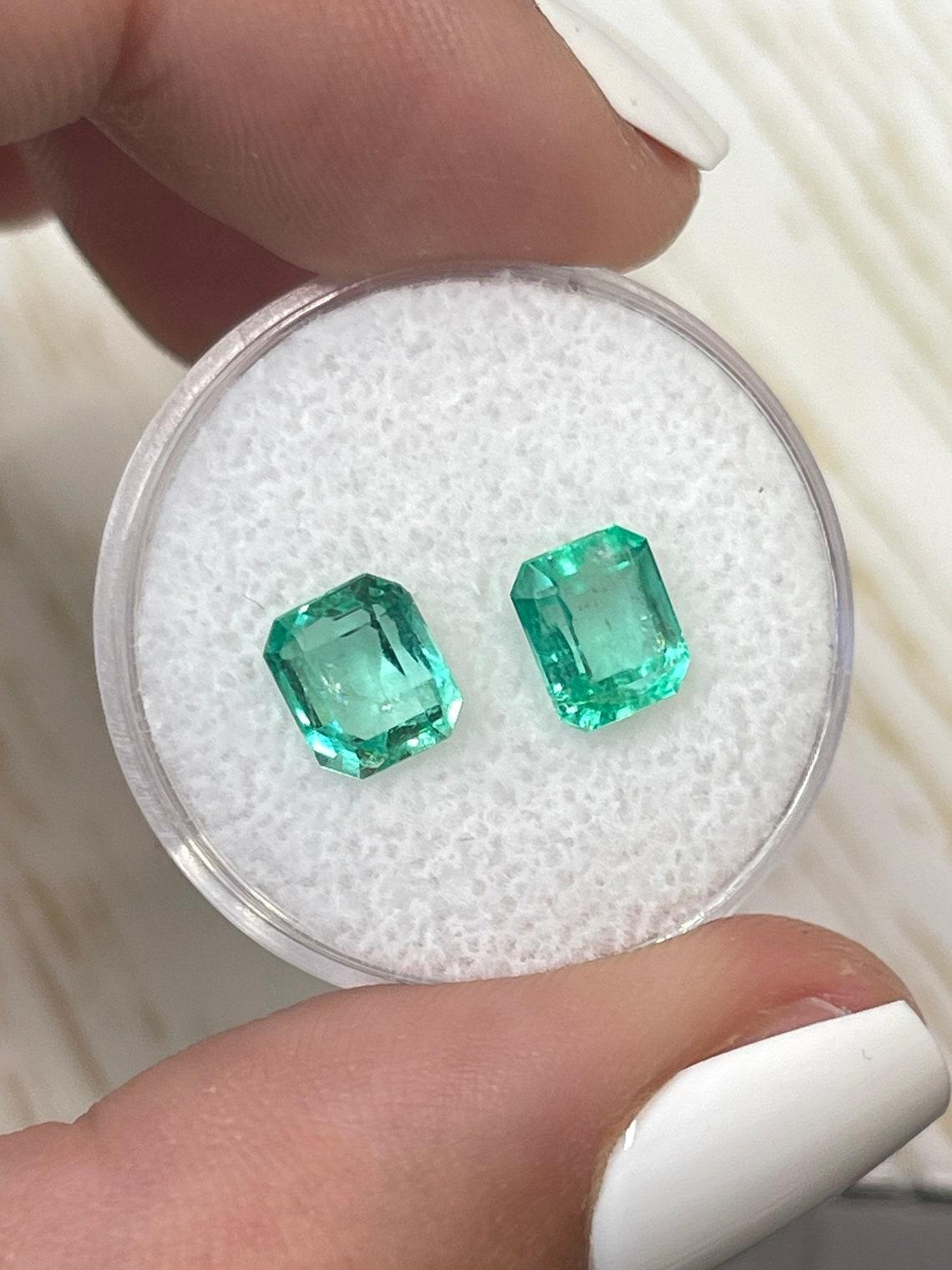 Taille émeraude 2.67tcw 7x6 Matching Vibrant Green Colombian Emeralds - Emerald Cut Genuine Pair en vente