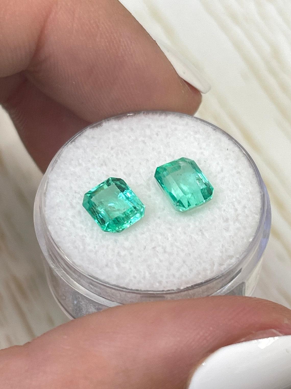 2.67tcw 7x6 Matching Vibrant Green Colombian Emeralds - Emerald Cut Genuine Pair Neuf - En vente à Jupiter, FL